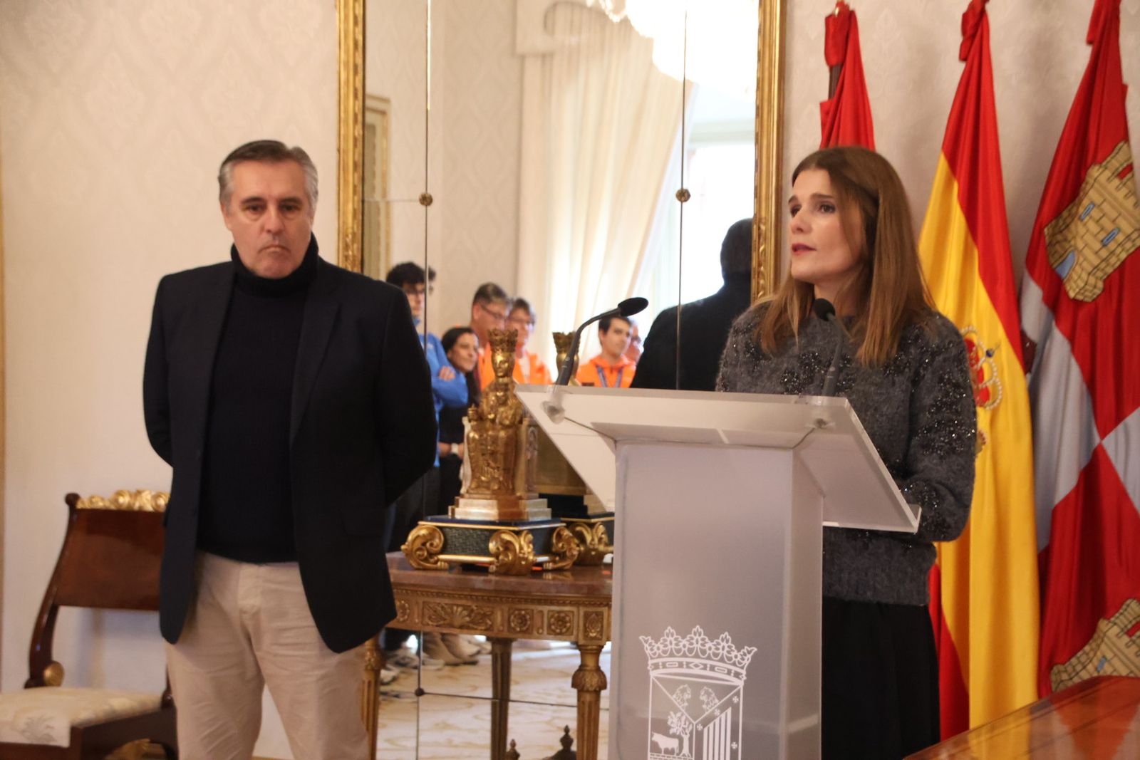 La concejala de Deportes, Almudena Parres, recibe a una representación del atletismo salmantino en homenaje a los éxitos cosechados durante este año
