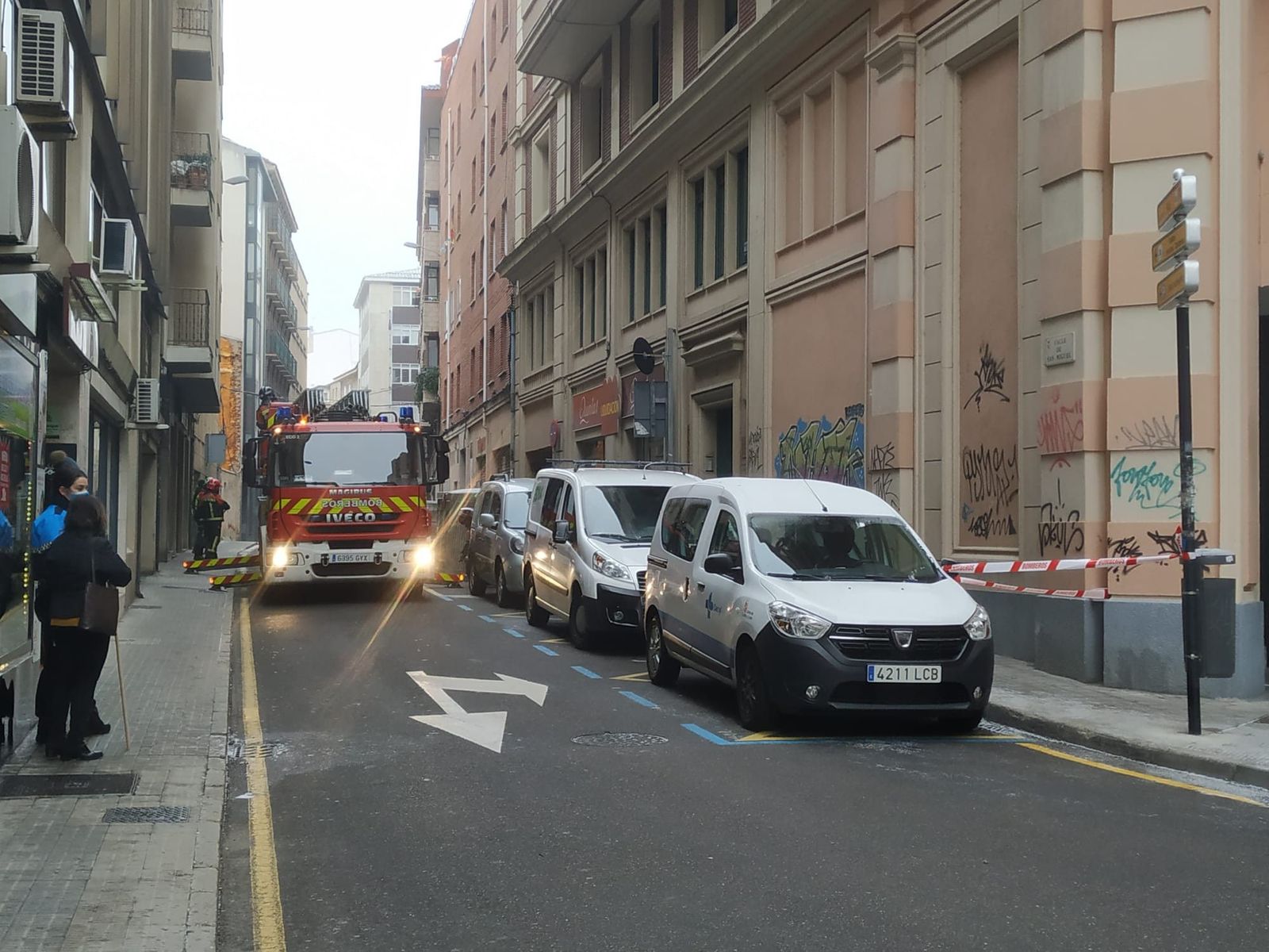Bomberos desprendimientos calle san miguel (1)