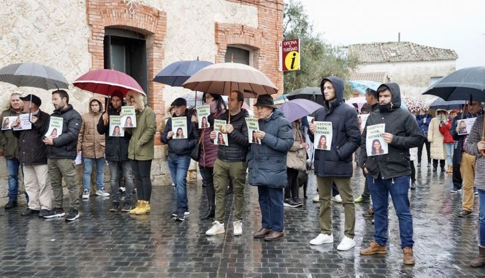 Concentración por la muerte de Esther López en Traspinedo (Valladolid). ICAL 