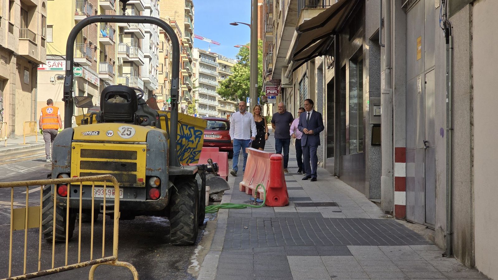 El alcalde de Salamanca, Carlos García Carbayo, visitas las obras de renovación de redes de abastecimiento de agua en el barrio Prosperidad