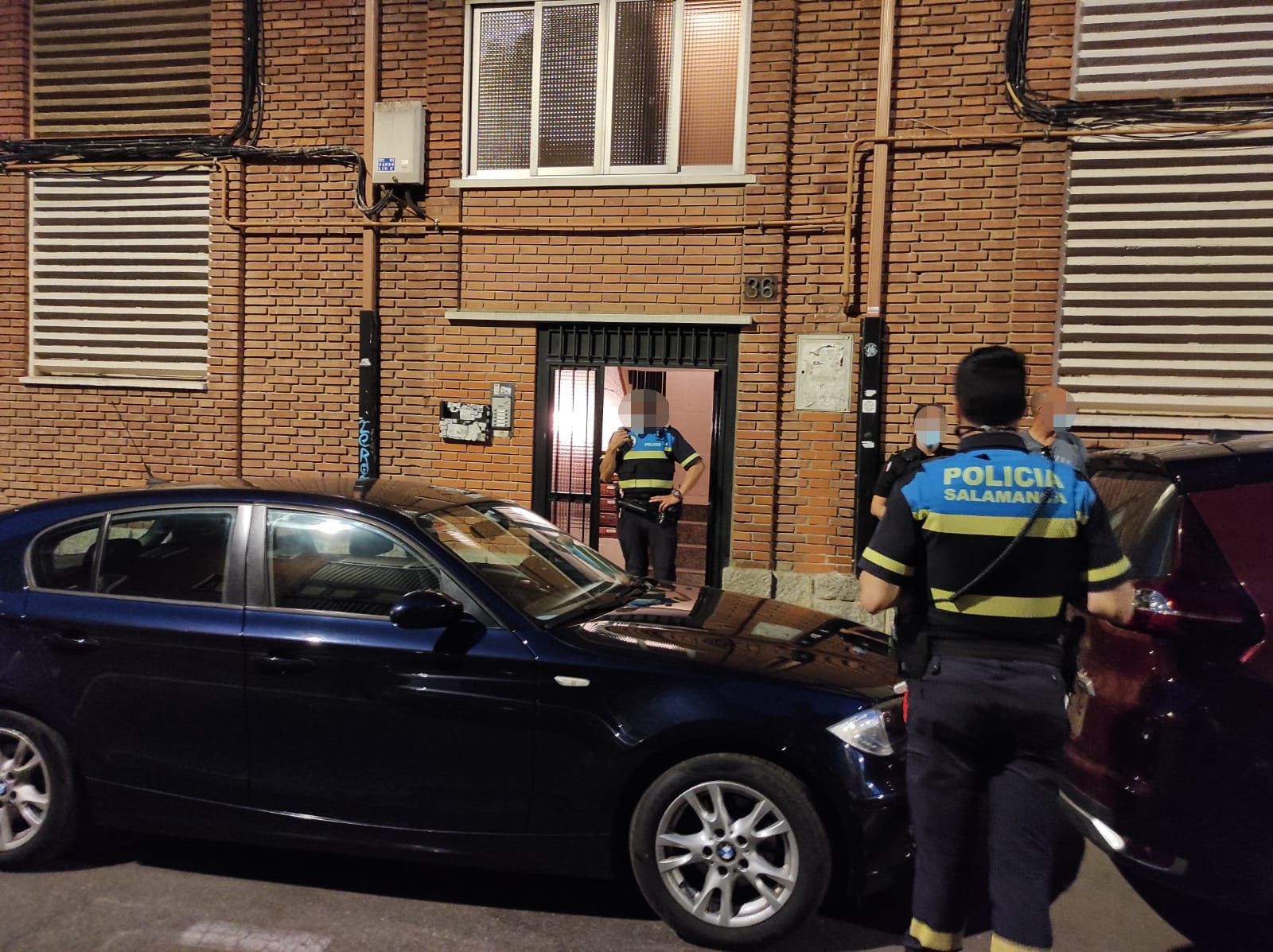 varios-policias-hacen-guardia-frente-al-numero-36-de-la-calle-isaac-peral