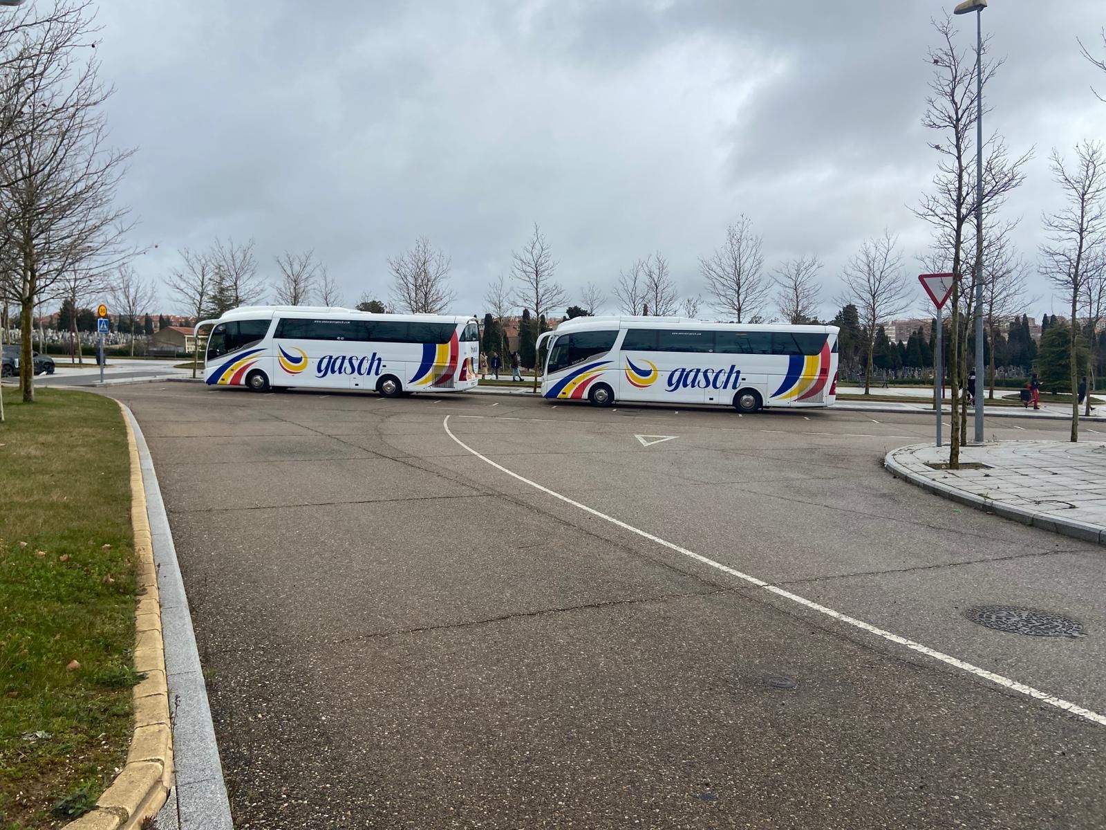 Jóvenes en los autobuses camino al Carnaval del Toro de Ciudad Rodrigo