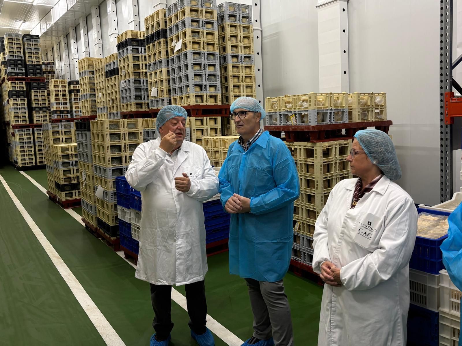 El delegado territorial en una de las naves de Quesería La Antigua, en Fuentesaúco