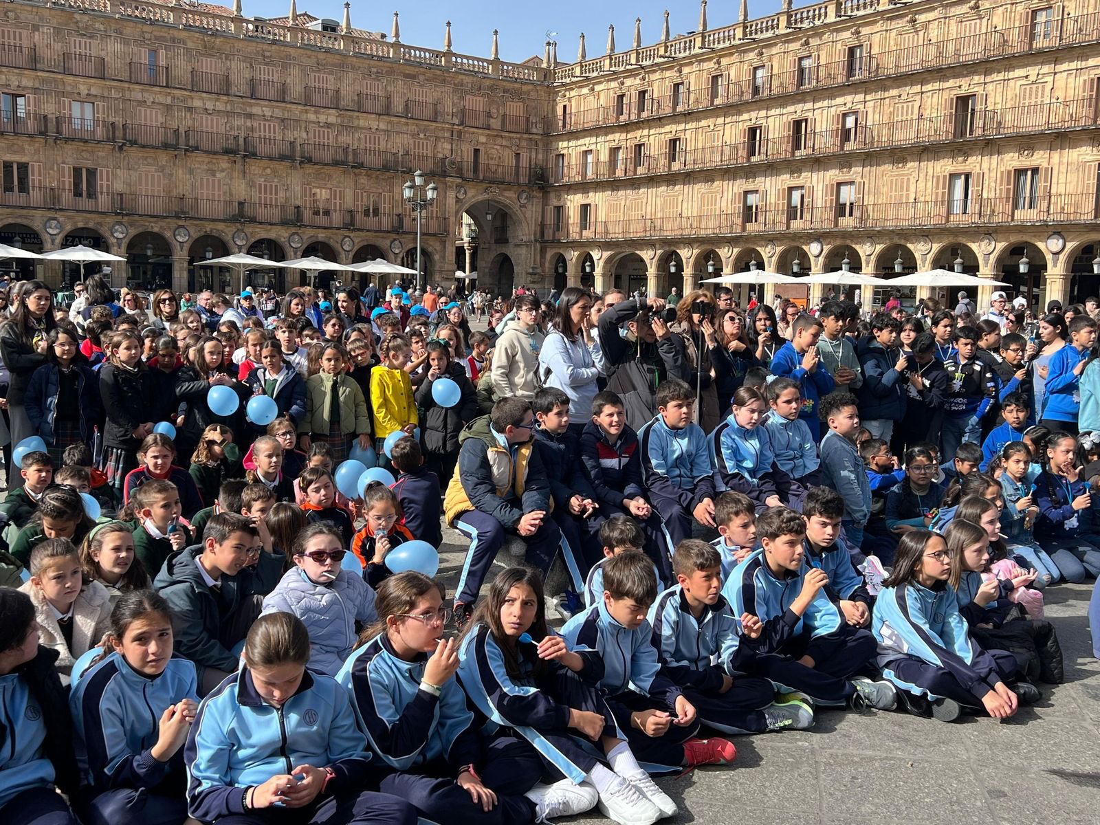 Acto de sensibilización en la Plaza Mayor de Salamanca con motivo del Día Mundial de Concienciación sobre el Autismo