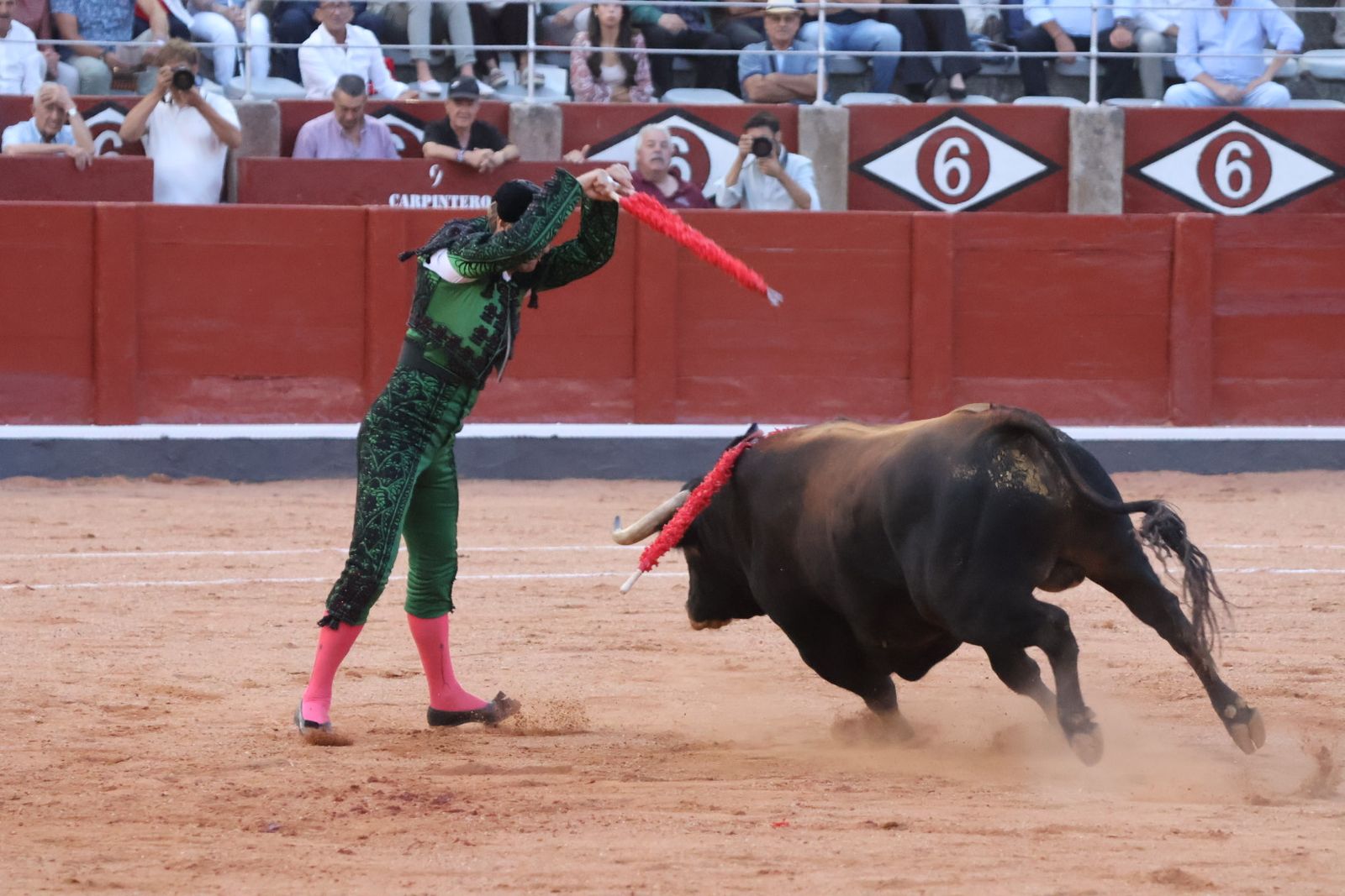 La Glorieta revive el aroma de la feria taurina con el primer festejo: Lea Vicens, Raquel Martín y Olga Casado