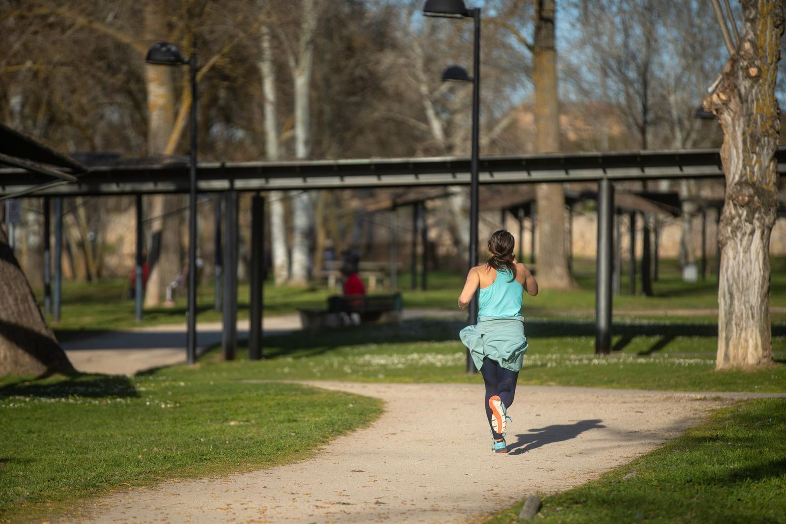 Una persona camina en la playa de Los Pelambres el día que comienza la primavera, a 20 de marzo de 2023, en Zamora, Castilla y León (España).   Emilio Fraile   Europa Press   Archivo