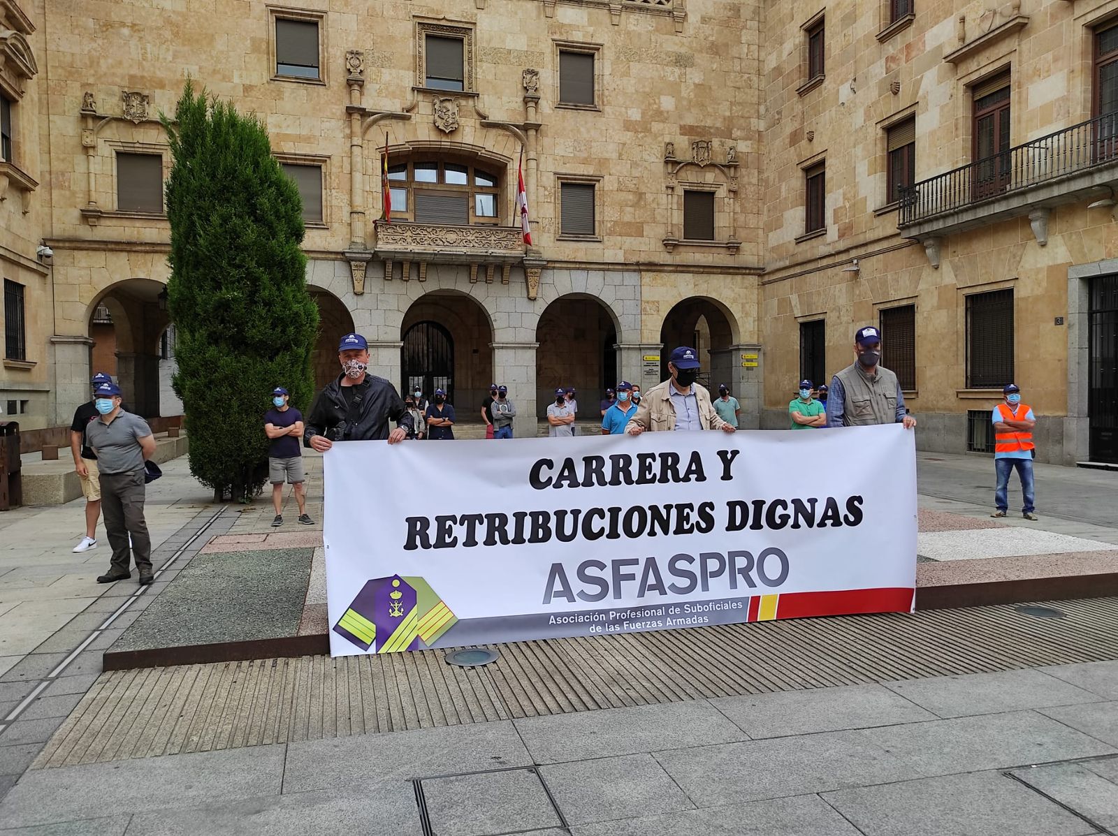 militares-salmantinos-se-manifiestan-frente-a-la-subdelegacion-del-gobierno-por-un-sueldo-digo-4