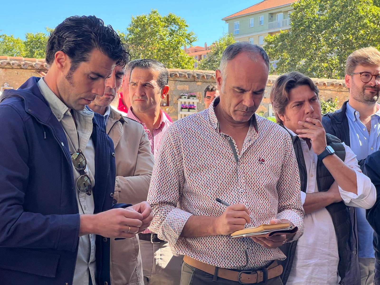 ambiente-durante-el-sorteo-de-los-toros-del-vellosino-en-la-glorieta-domingo-15-de-septiembre-de-2024-fotos-s24h-42