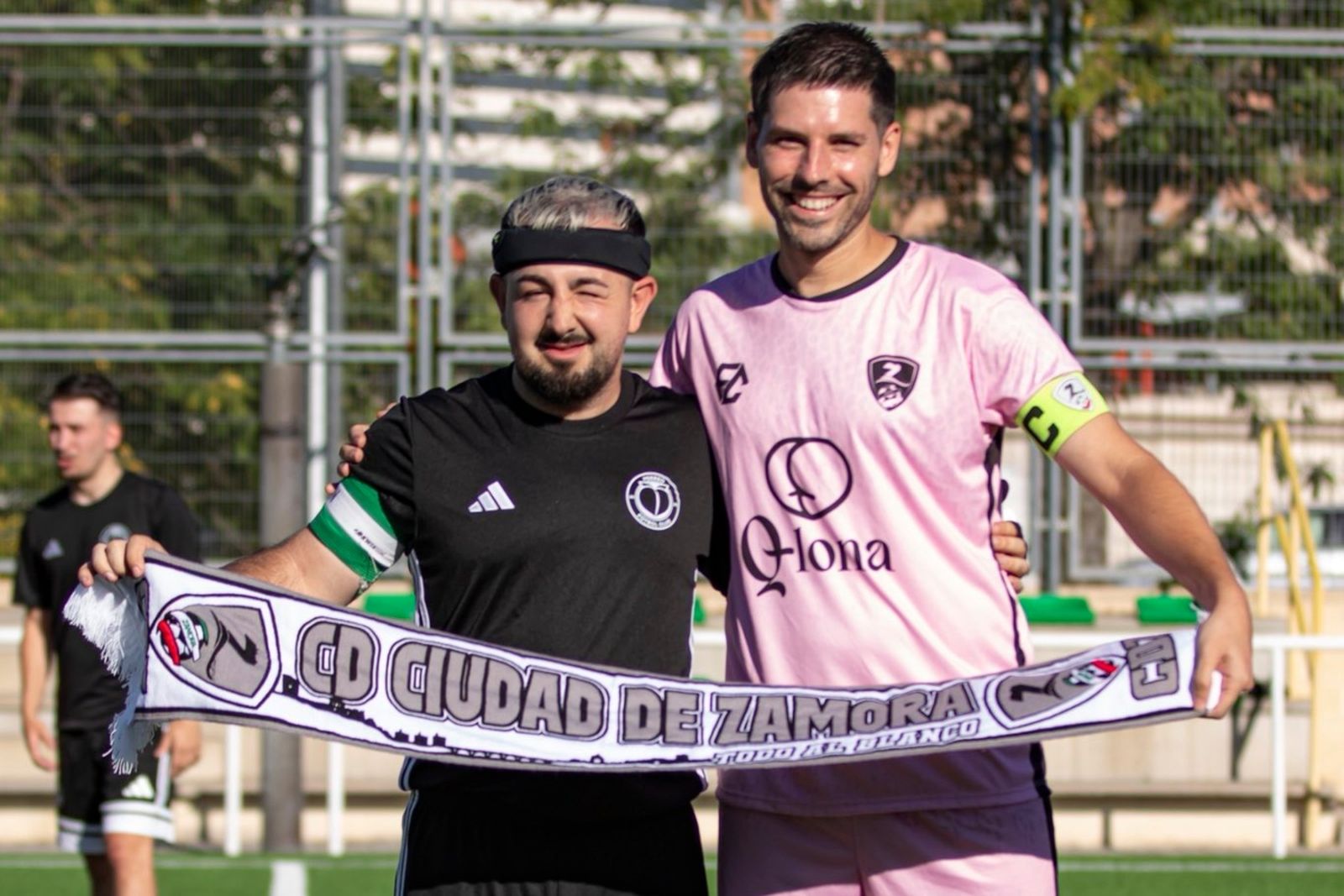 El streamer Papi Gavi posa con la bufanda del Ciudad de Zamora