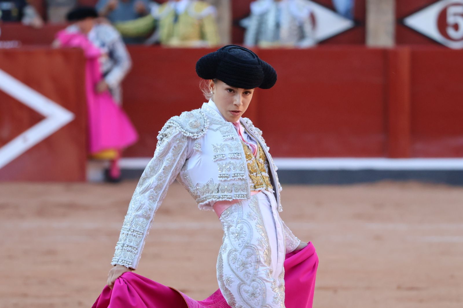 La Glorieta revive el aroma de la feria taurina con el primer festejo: Lea Vicens, Raquel Martín y Olga Casado