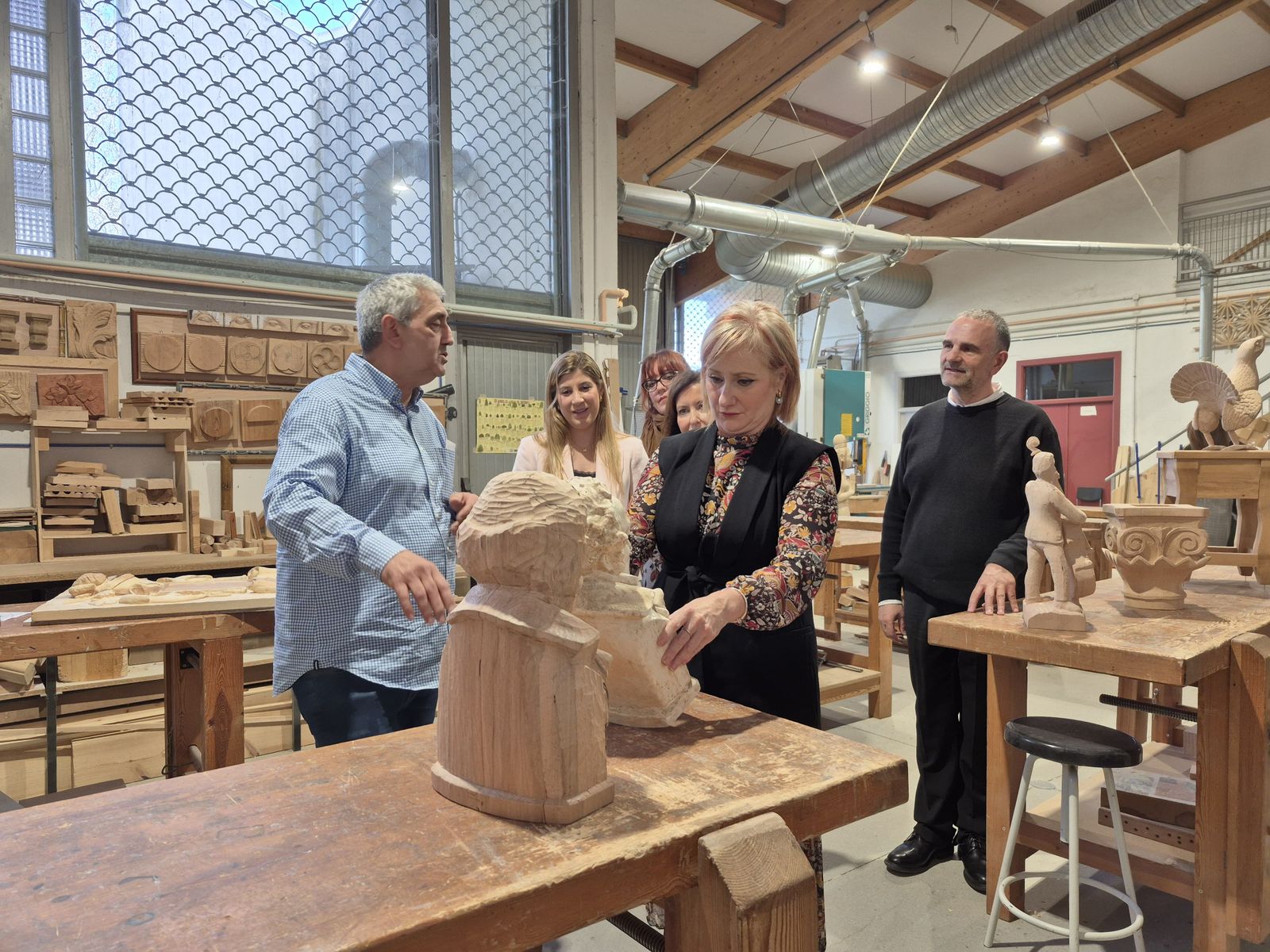 La consejera de Industria, Comercio y Empleo, Leticia García, en su visita al Centro de Artesanía de Castilla y León (CEARCAL) en Valladolid, en el marco de la Semana de los Días Europeos de la Artesanía 2025. Foto Comunicación JCyL