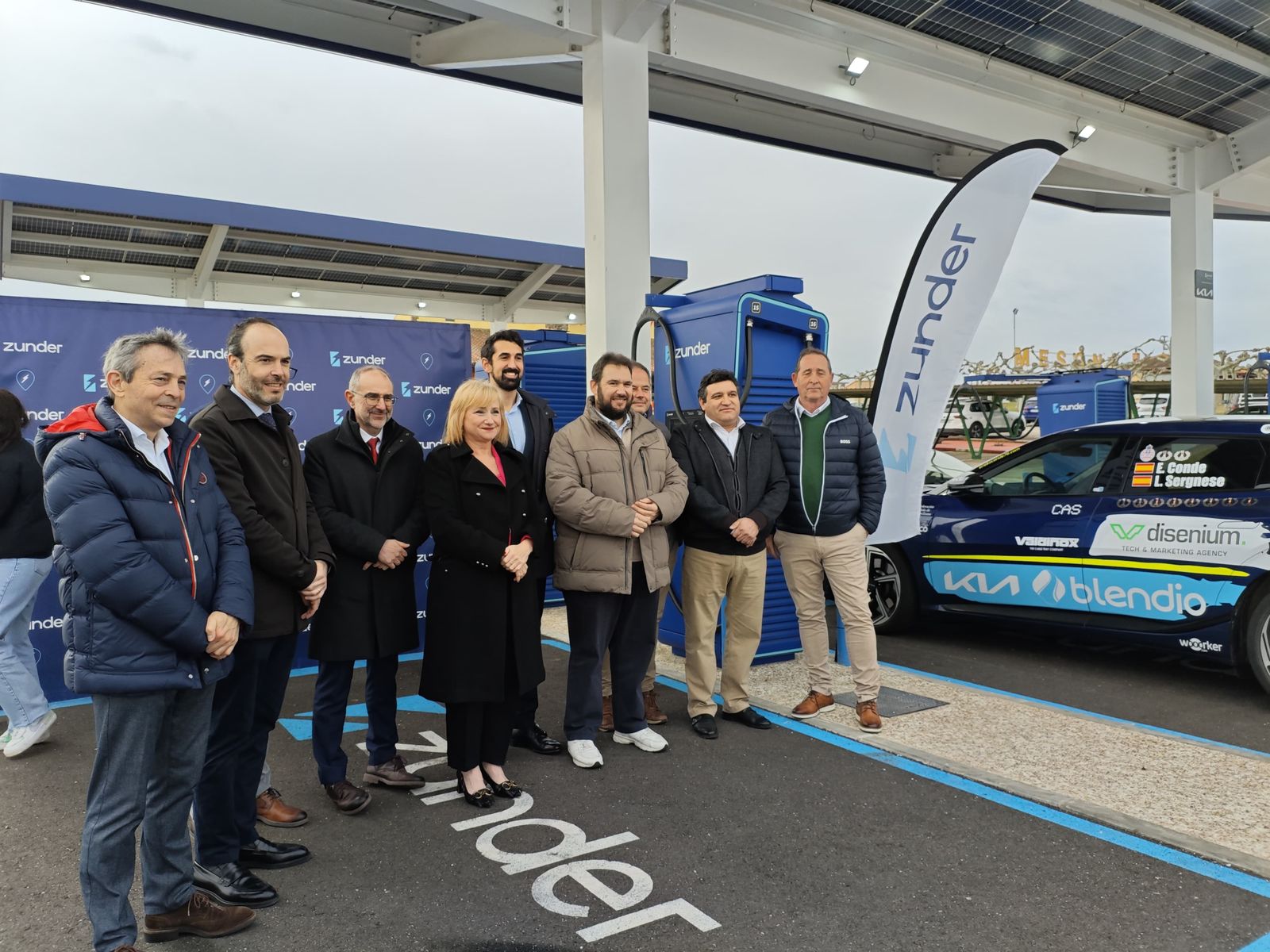 La consejera de Industria, Comercio y Empleo, Leticia García, estación de recarga Villalpando