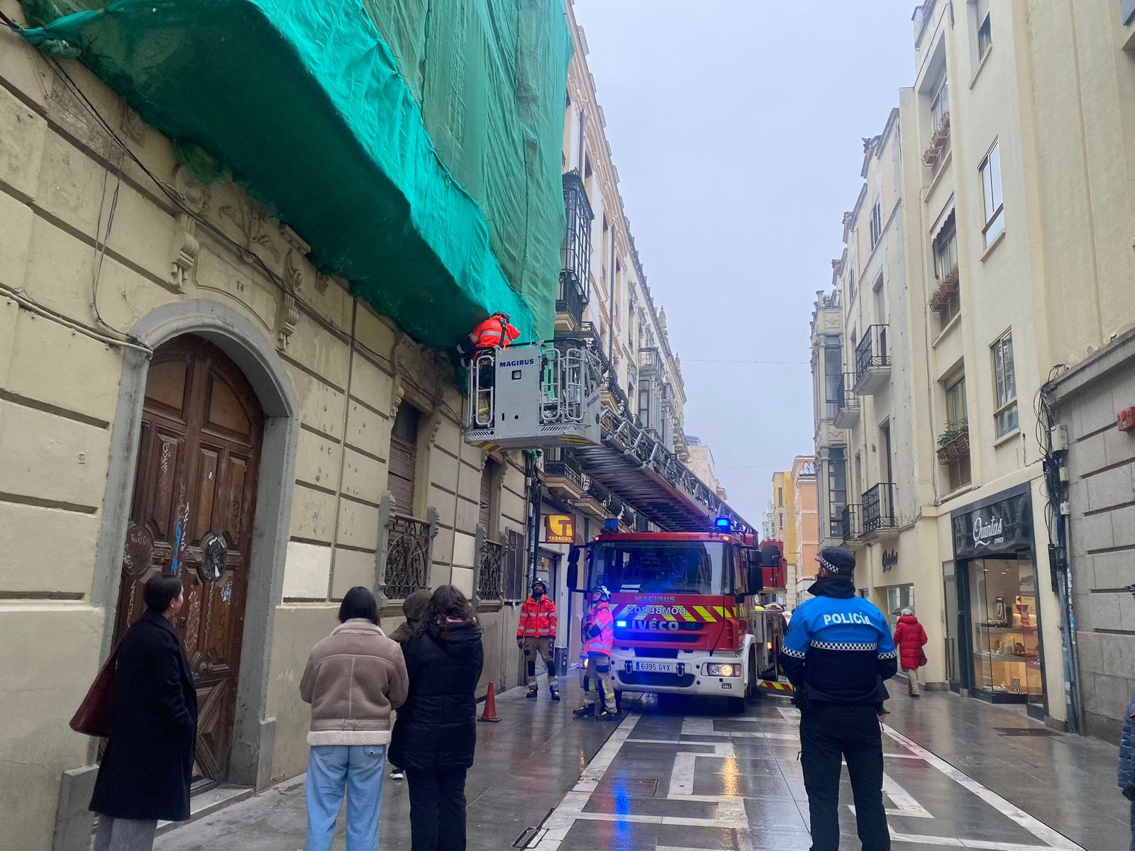 Bomberos y Policía Municipal en calle Santa Clara