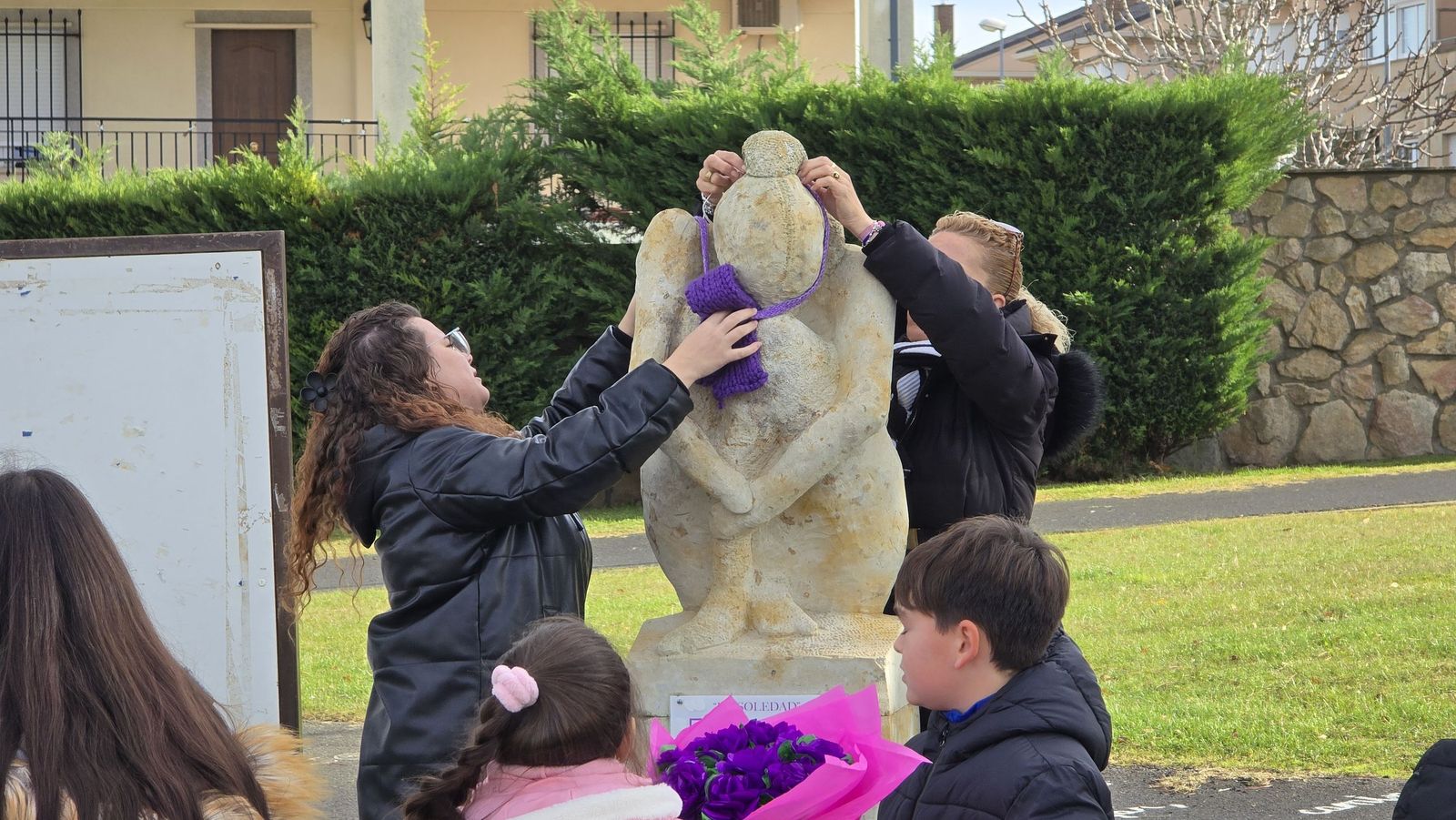Ofrenda floral y lectura del manifiesto institucional por el Día Contra la Violencia de Género