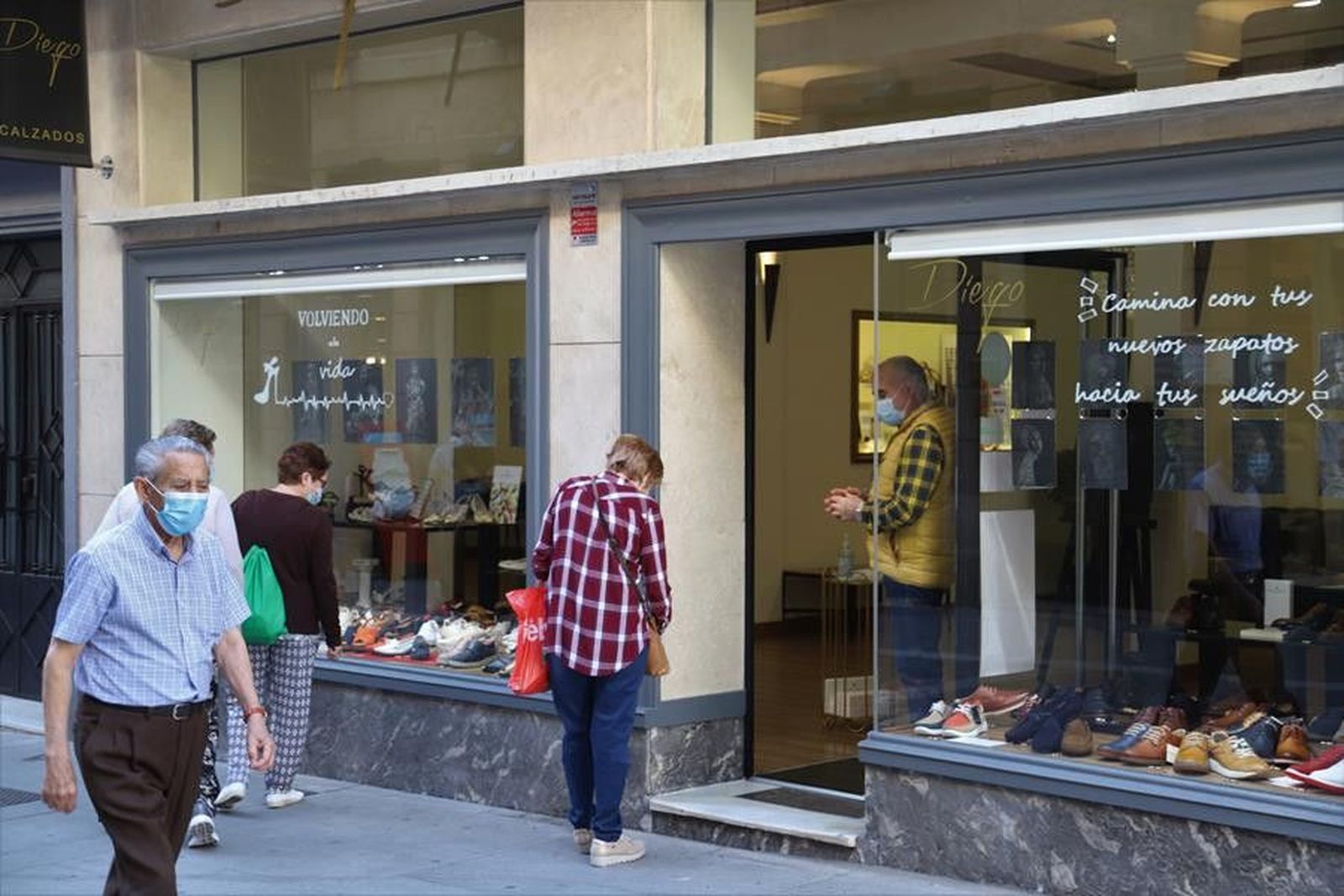 Zamoranos con mascarilla en los primeros días en que la misma comenzó a ser obligatoria