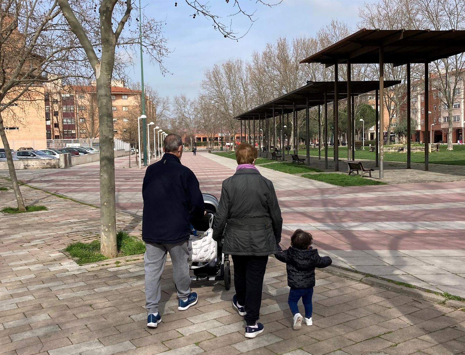 Dos abuelos pasean con su nieta en Valladolid. EUROPA PRESS Archivo Dos abuelos pasean con su nieta en Valladolid. EUROPA PRESS Archivo
