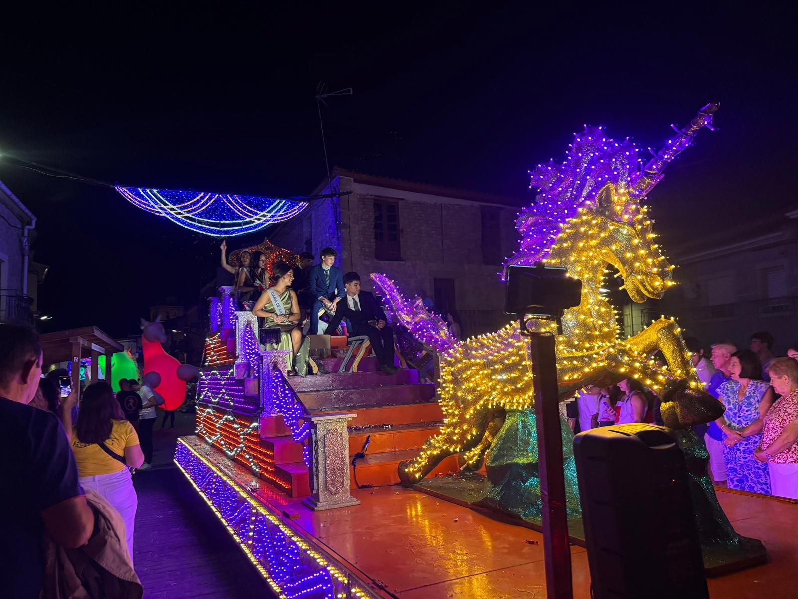 El desfile de carrozas de Aldeadávila vuelve a llenar de luz y color las calles en sus fiestas