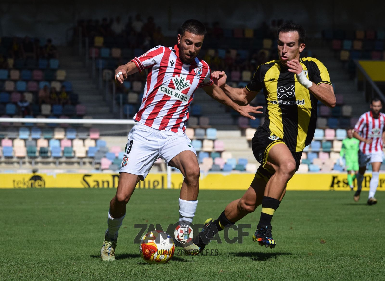 Rufo Lucero en una jugada cnotra el Barakaldo.
