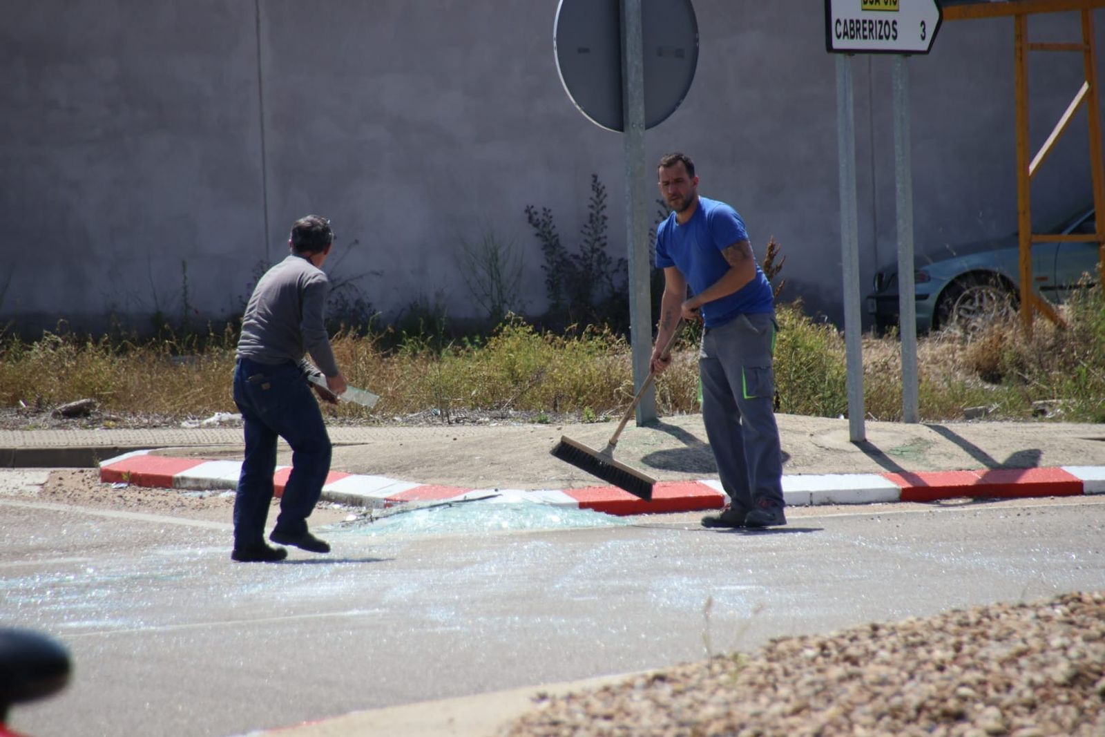 un-camion-pierde-la-carga-de-cristales-en-el-poligono-de-los-villares-fotos-andrea-m-6