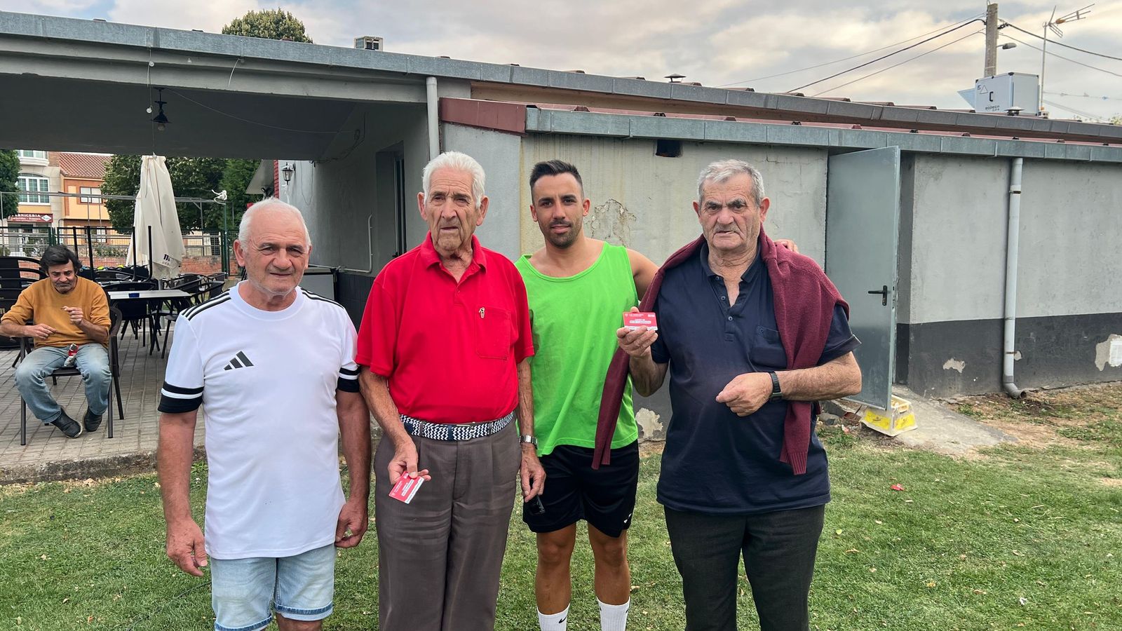 Entrega de los carnés a los dos primeros socios del CD Santa Croya