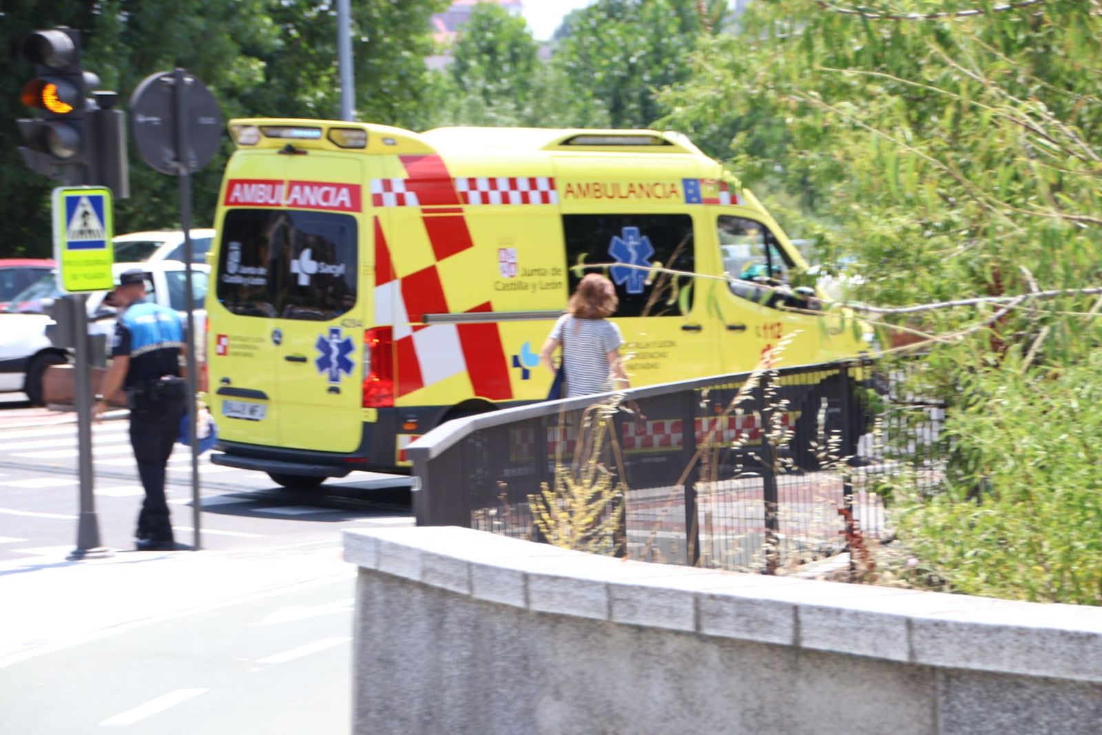 Colisión entre una moto y un vehículo en la rotonda de Los Milagros, puente de Sánchez Fabrés
