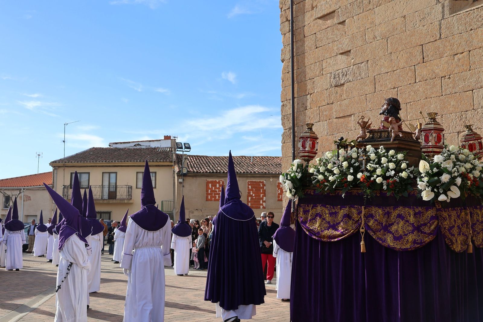 Revive las imágenes de la procesión del Santo Entierro en Fuentesaúco