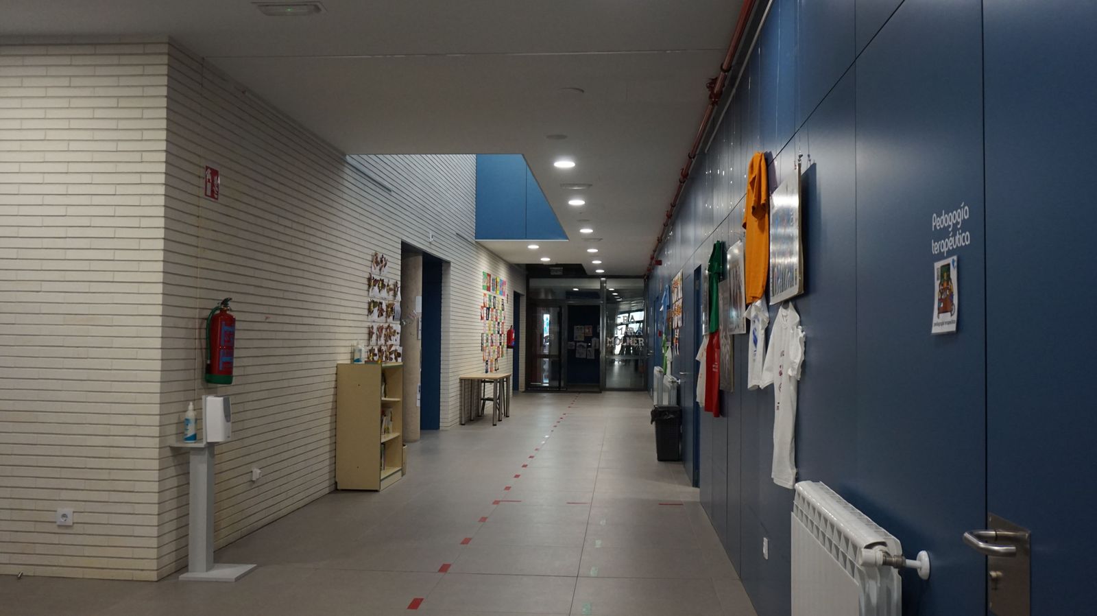 el-director-general-de-centros-e-infraestructuras-jose-migel-saez-visita-la-ultima-fase-al-ceip-maria-moliner-de-castellanos-de-moriscos-12