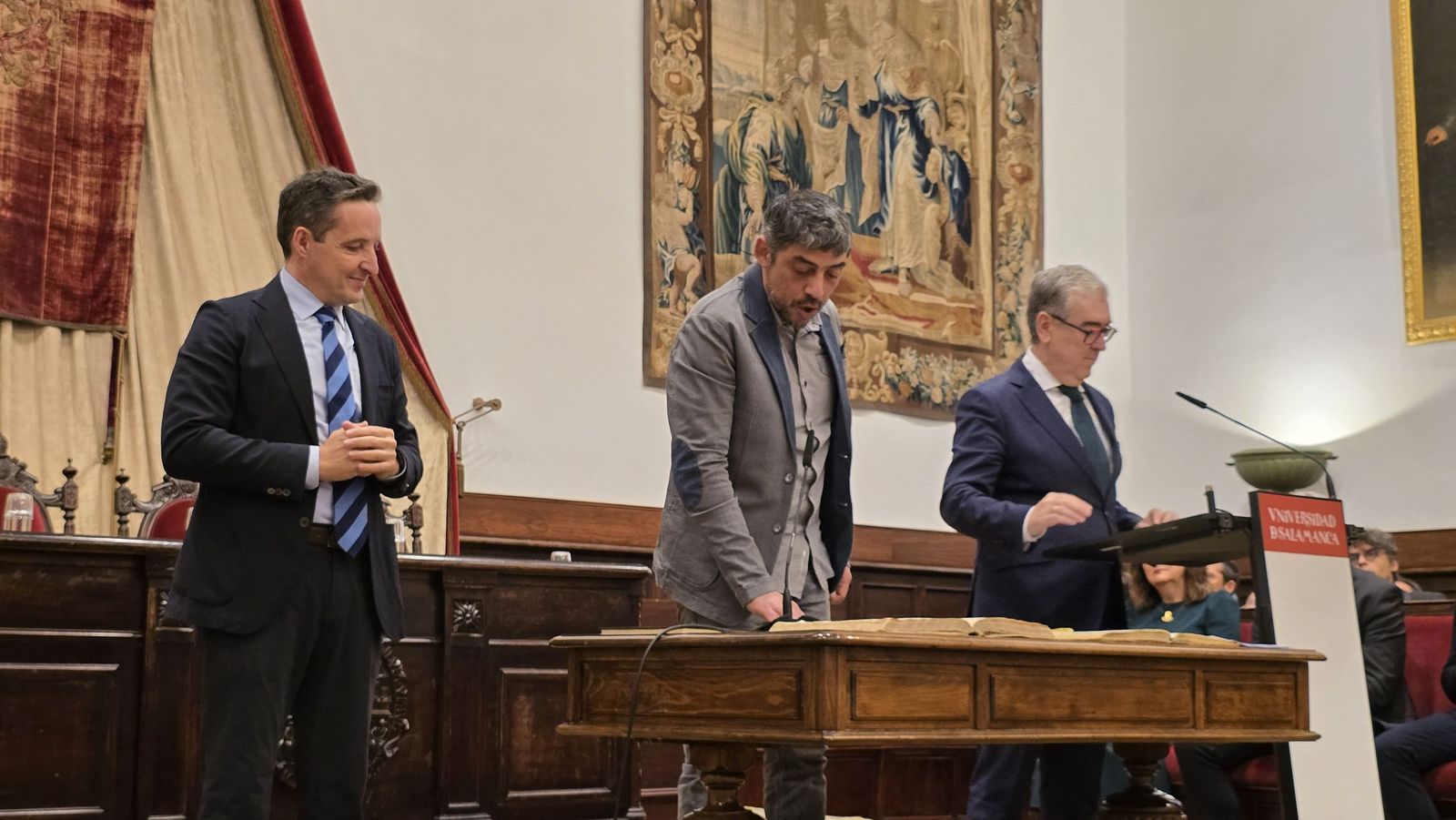 El rector de la Universidad de Salamanca preside el acto de toma de posesión de nuevos cargos académicos y del personal docente e investigador