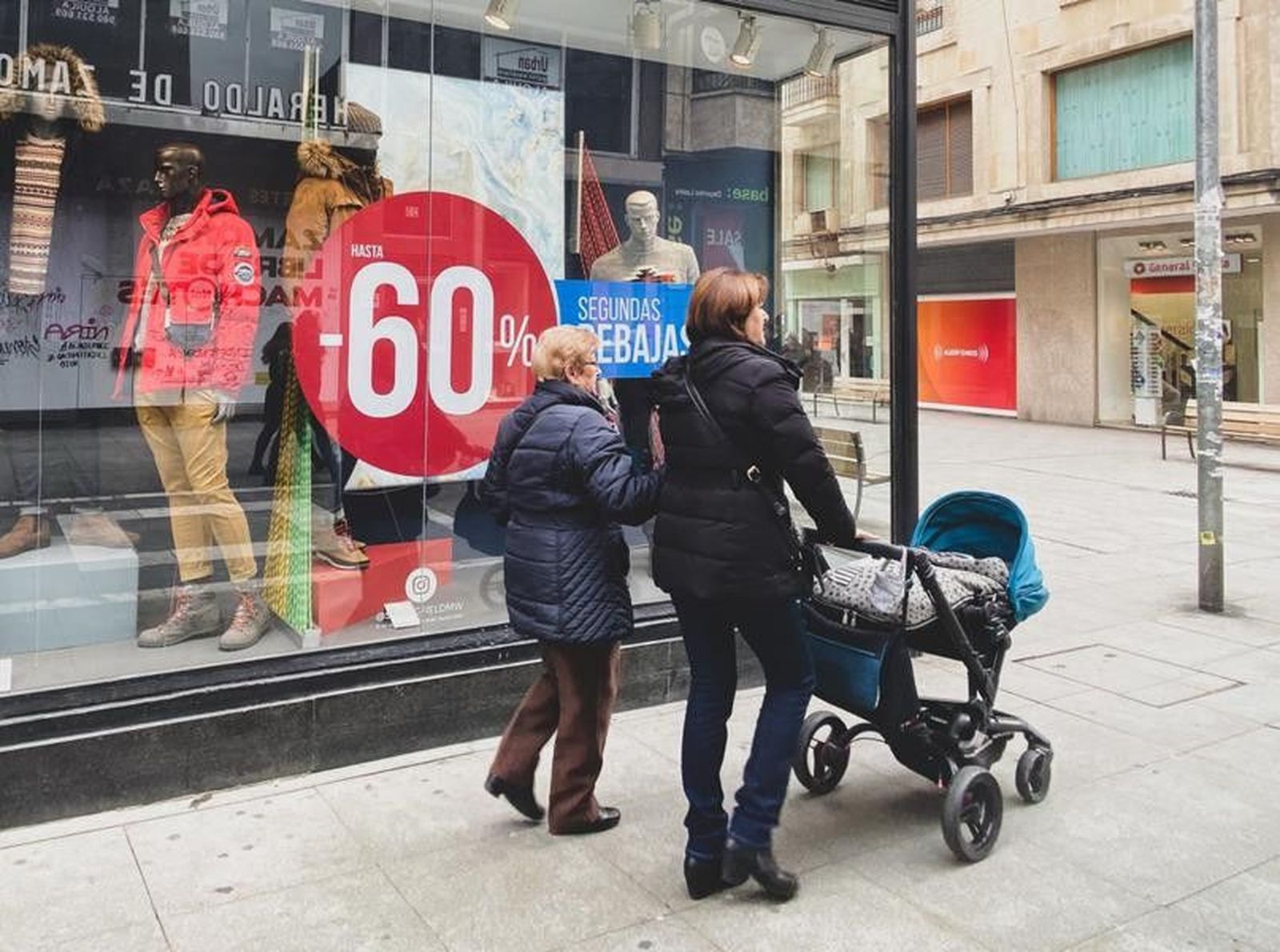 Las rebajas no salvan la contratación del comercio