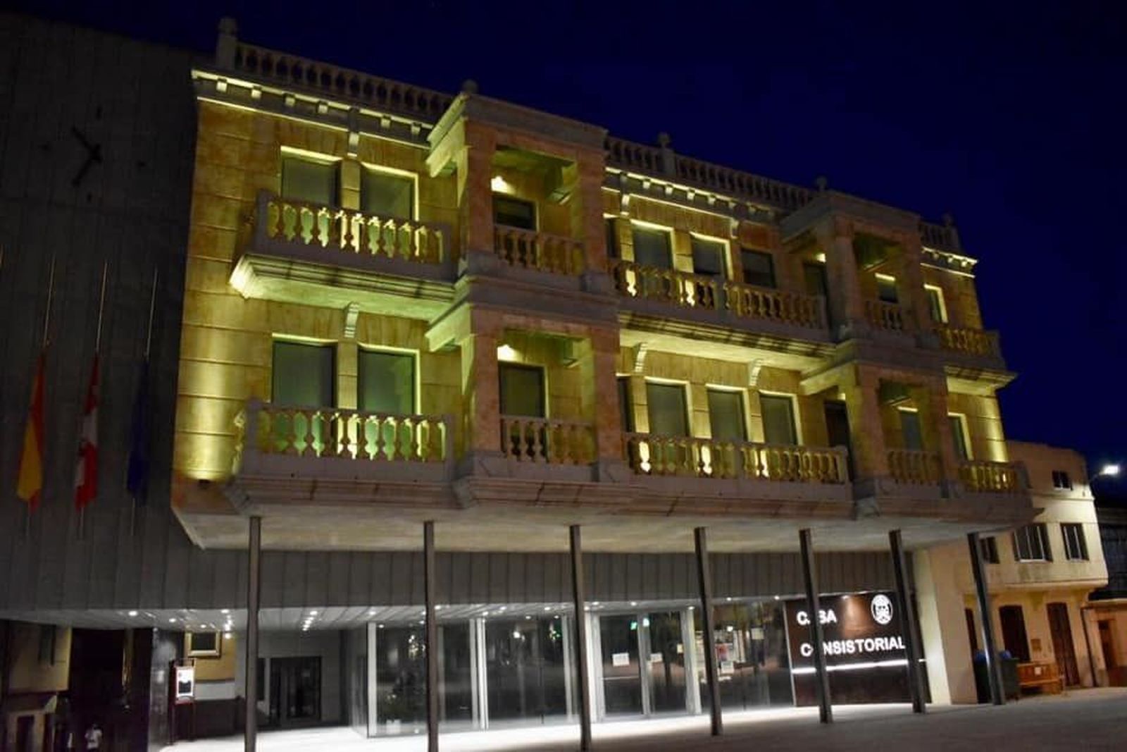 Fachada del Ayuntamiento de Guijuelo en color verde