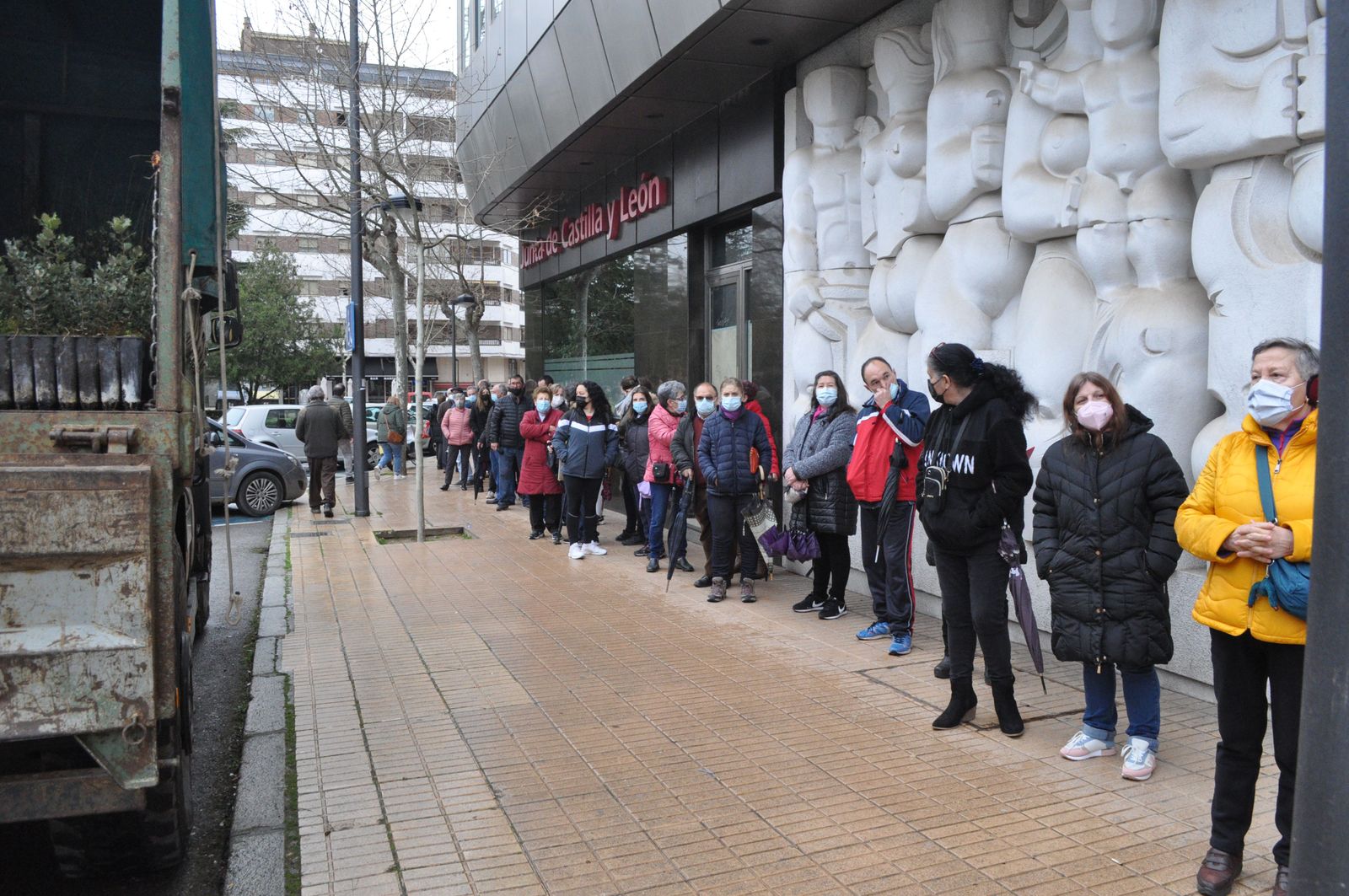 Entrega de árboles en la Junta 3