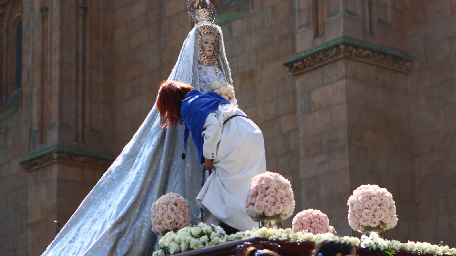 Procesión del encuentro de Nuestra Señora de la Alegría y Jesús Resucitado en el Domingo de Resurrección en Salamanca
