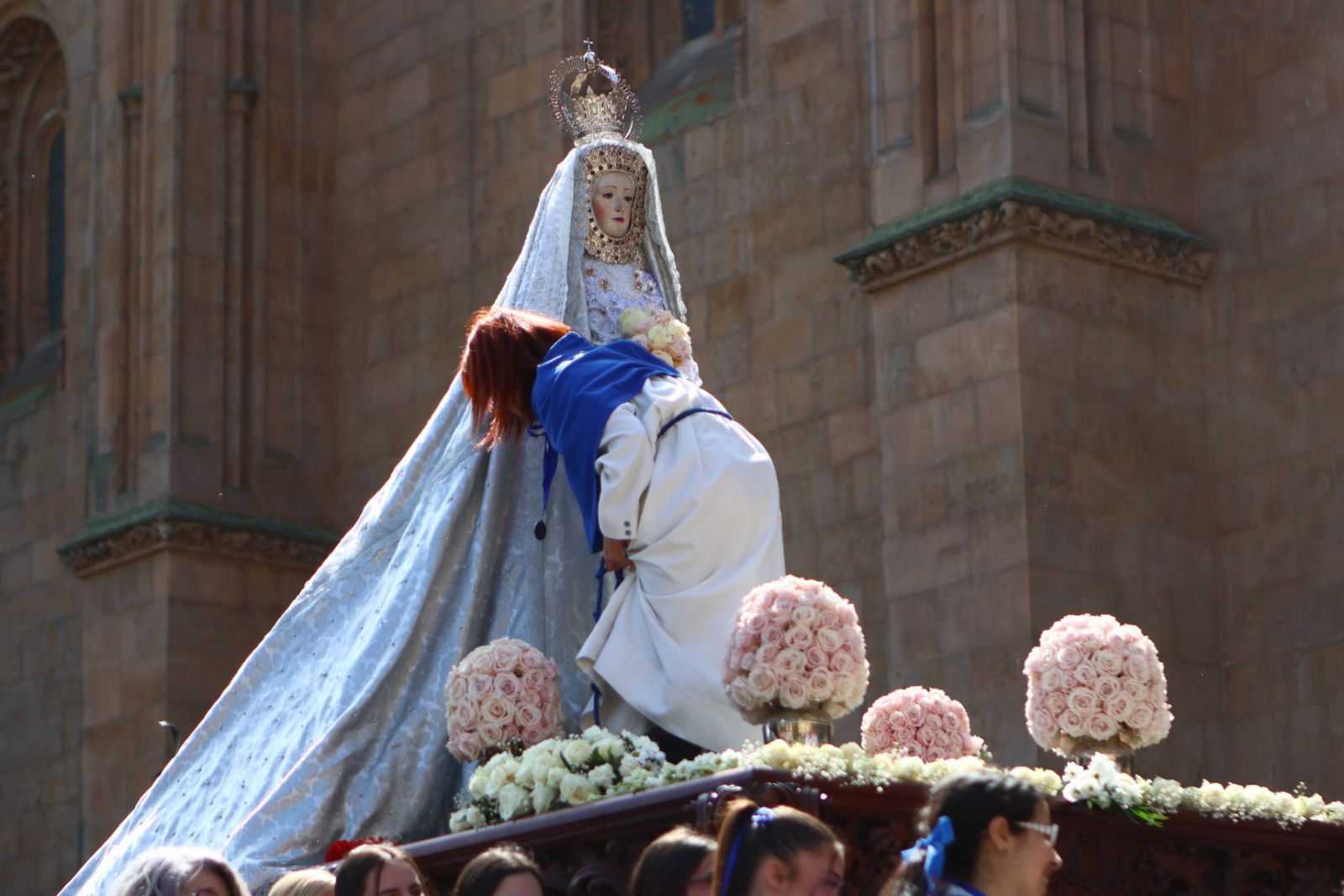 Procesión del encuentro de Nuestra Señora de la Alegría y Jesús Resucitado en el Domingo de Resurrección en Salamanca