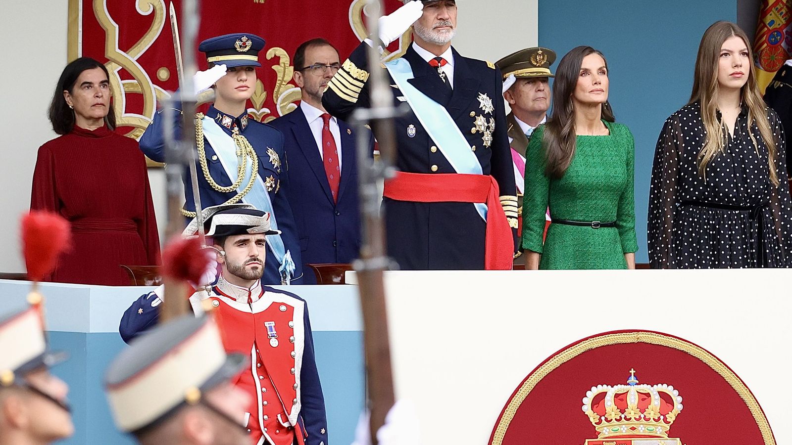 Acto solemne de homenaje a la bandera nacional y al desfile militar con ocasión del dí­a de la Fiesta Nacional.