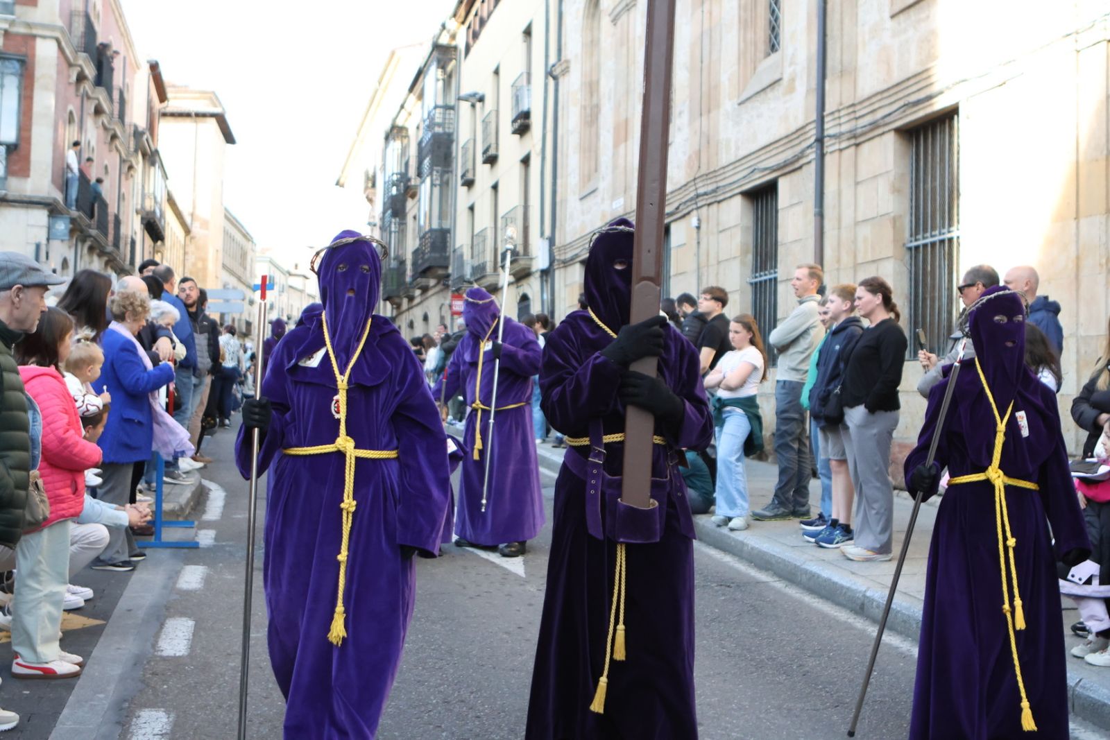 Jesús Rescatado procesiona en Salamanca con su nueva túnica y la atenta mirada de cientos de fieles