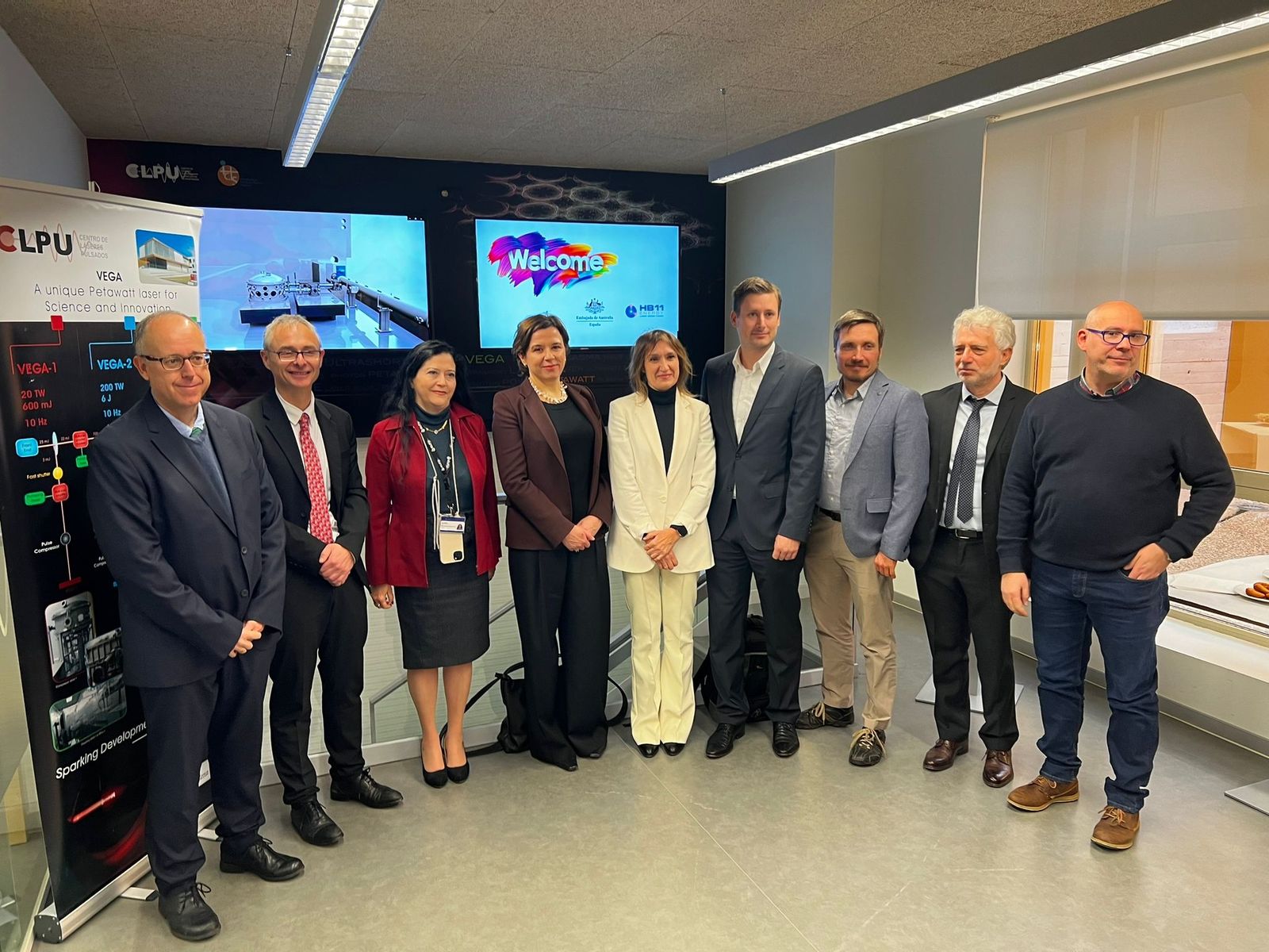 Sophia McIntyre, embajadora de Australia en España visita las instalaciones del Centro de Láseres Pulsados junto a miembros de la compañía australiana HB11