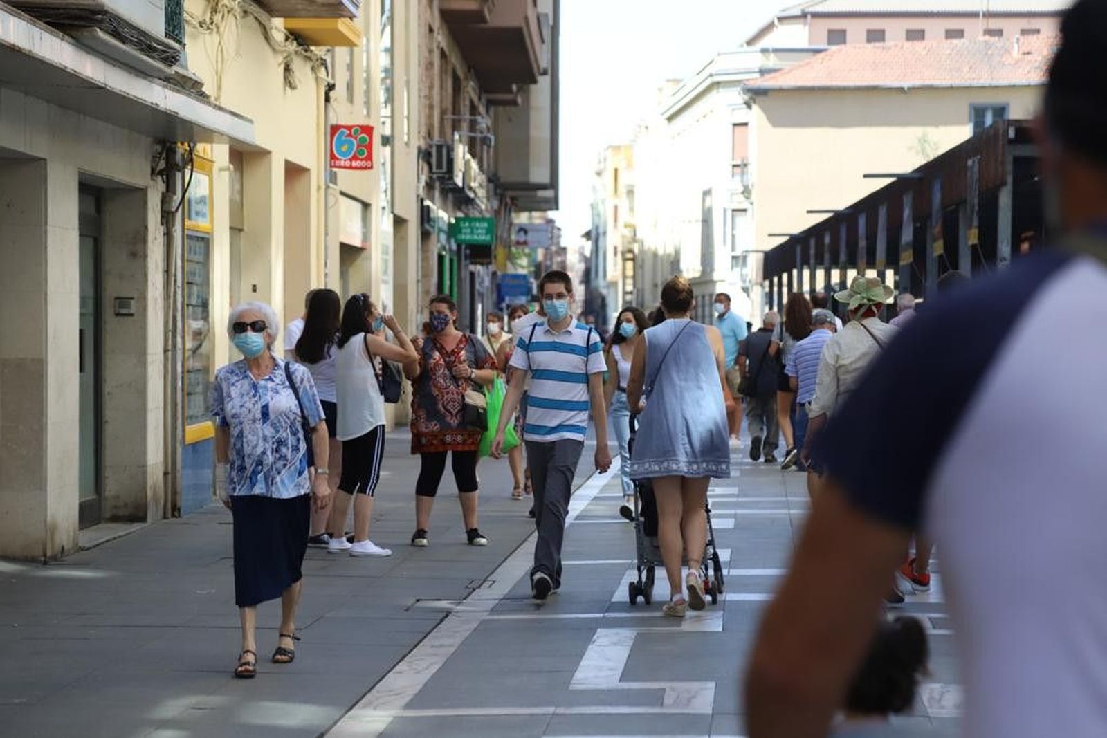 Ciudadanos con mascarilla pasean por Santa Clara
