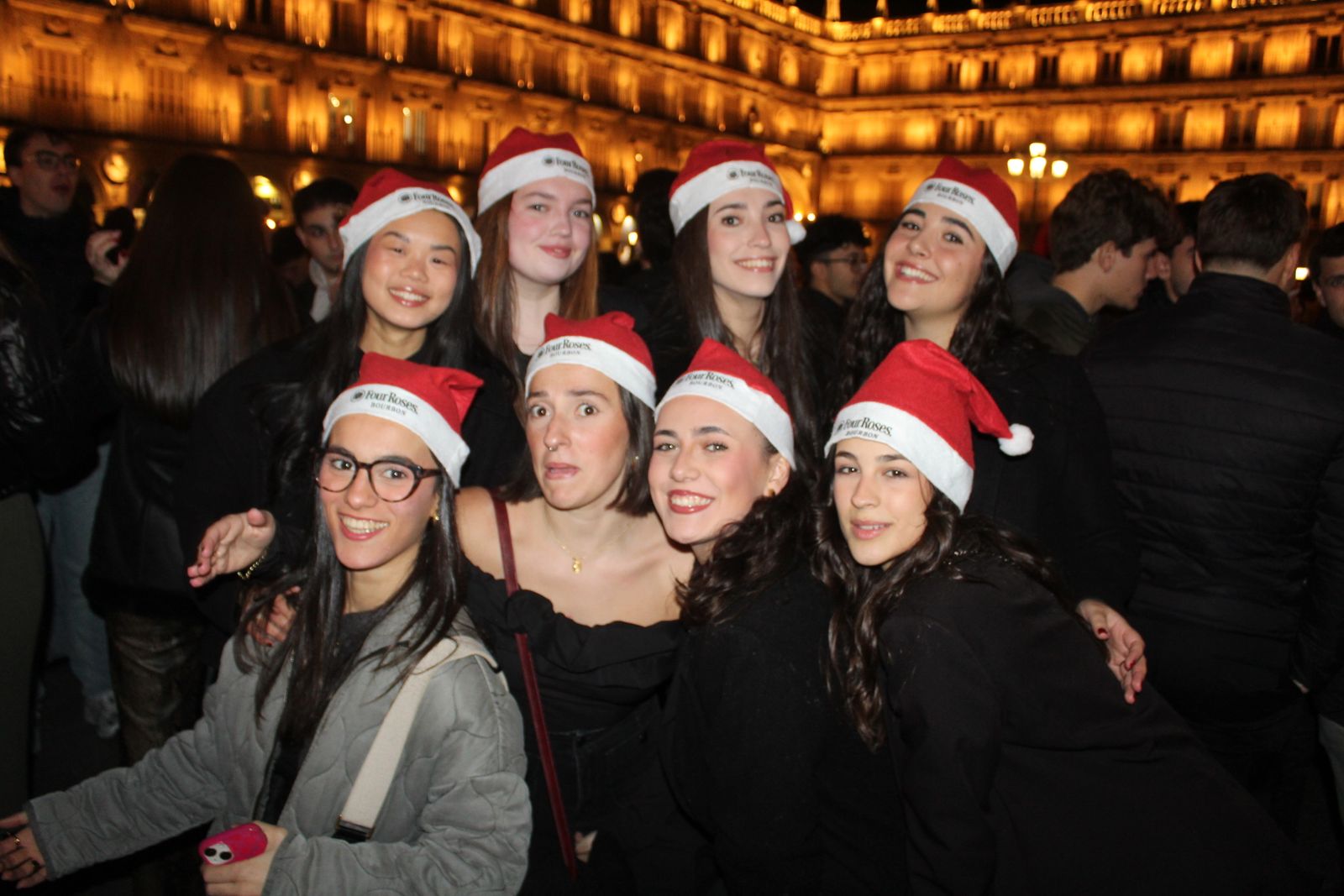 Miles de personas disfrutan de las campanadas y la fiesta del Fin de Año Universitario