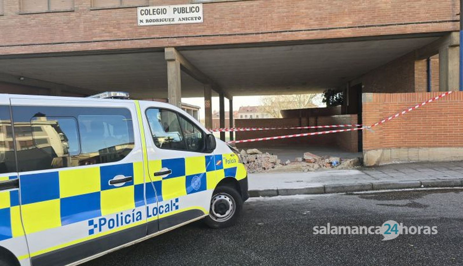 Muro destrozado por un coche que se dio a la fuga Muro destrozado por un coche que se dio a la fuga