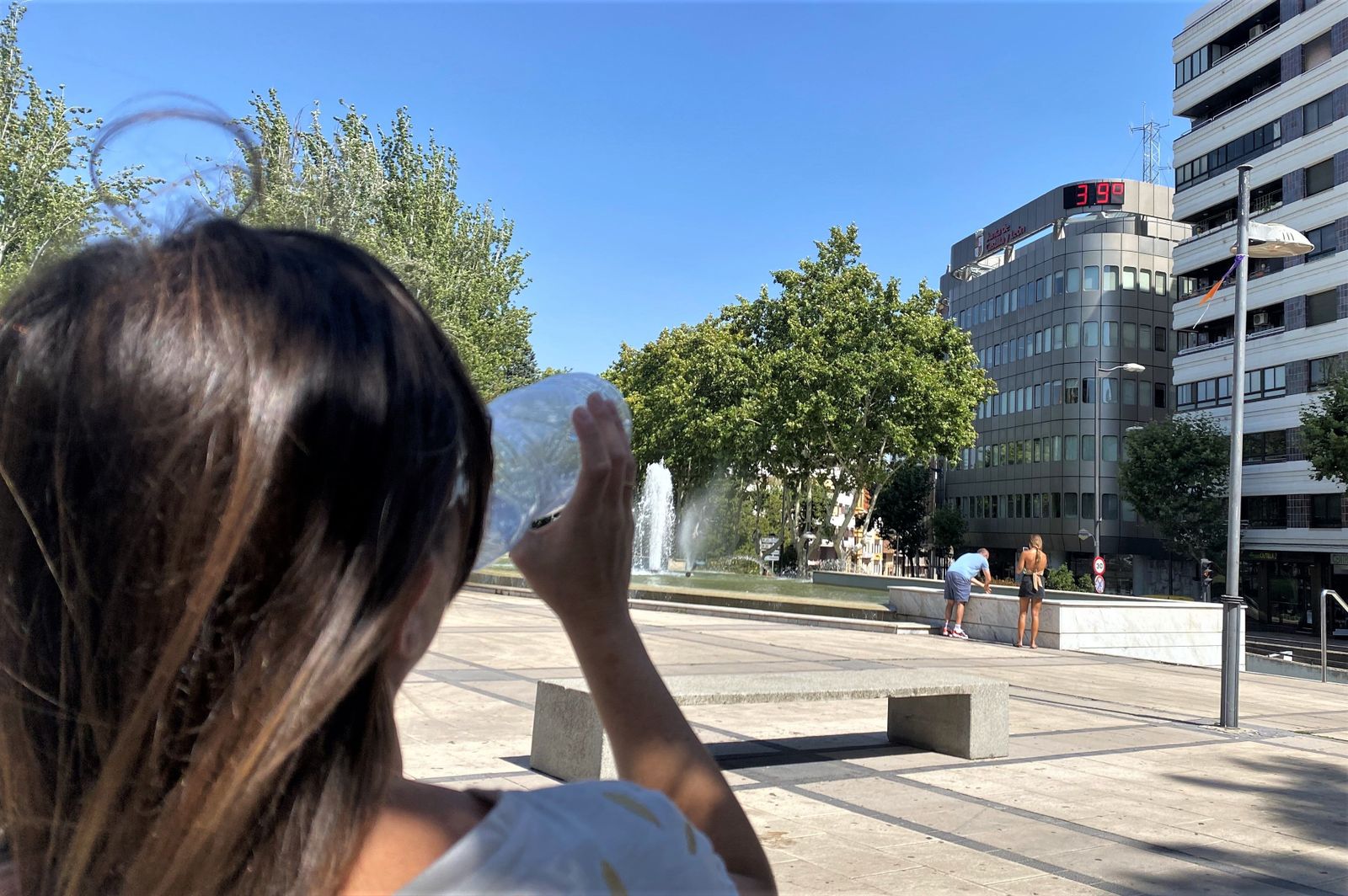 Varias personas se refrescan en la Plaza de la Marina mientras el termómetro marca los 39 grados Foto: M.L