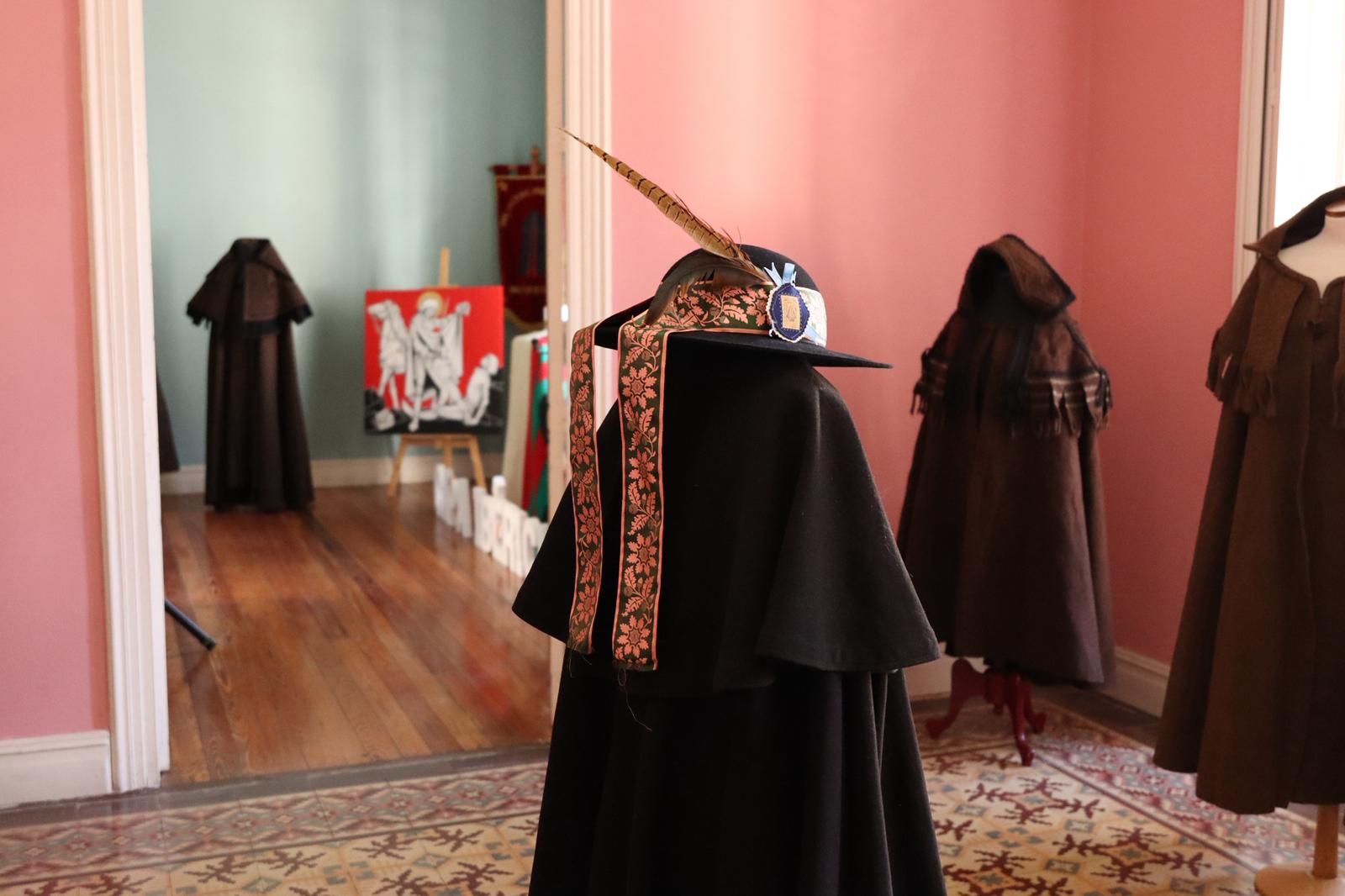 ‘Casa Solita’ acoge la exposición de capas ibéricas e indumentaria tradicional de la provincia de Zamora