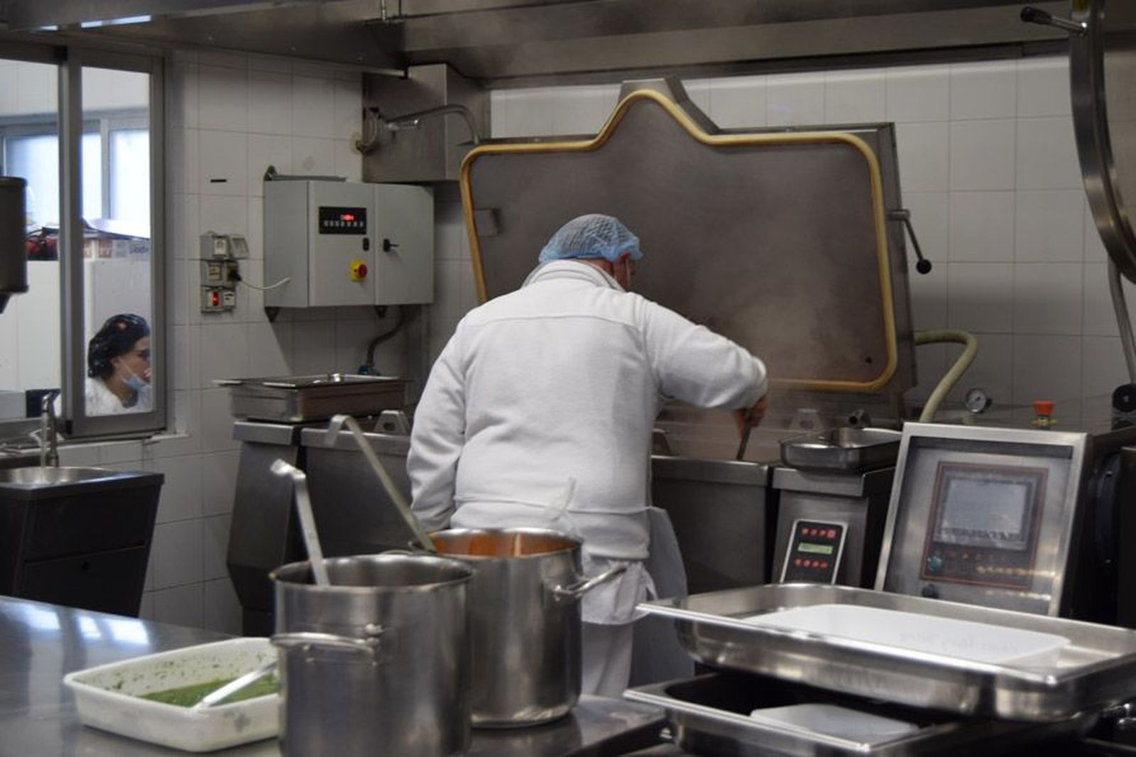 la-delegada-territorial-leticia-garcia-visita-la-cocina-de-linea-fria-del-complejo-asistencial-de-zamora-tras-las-obras-de-mejora-55