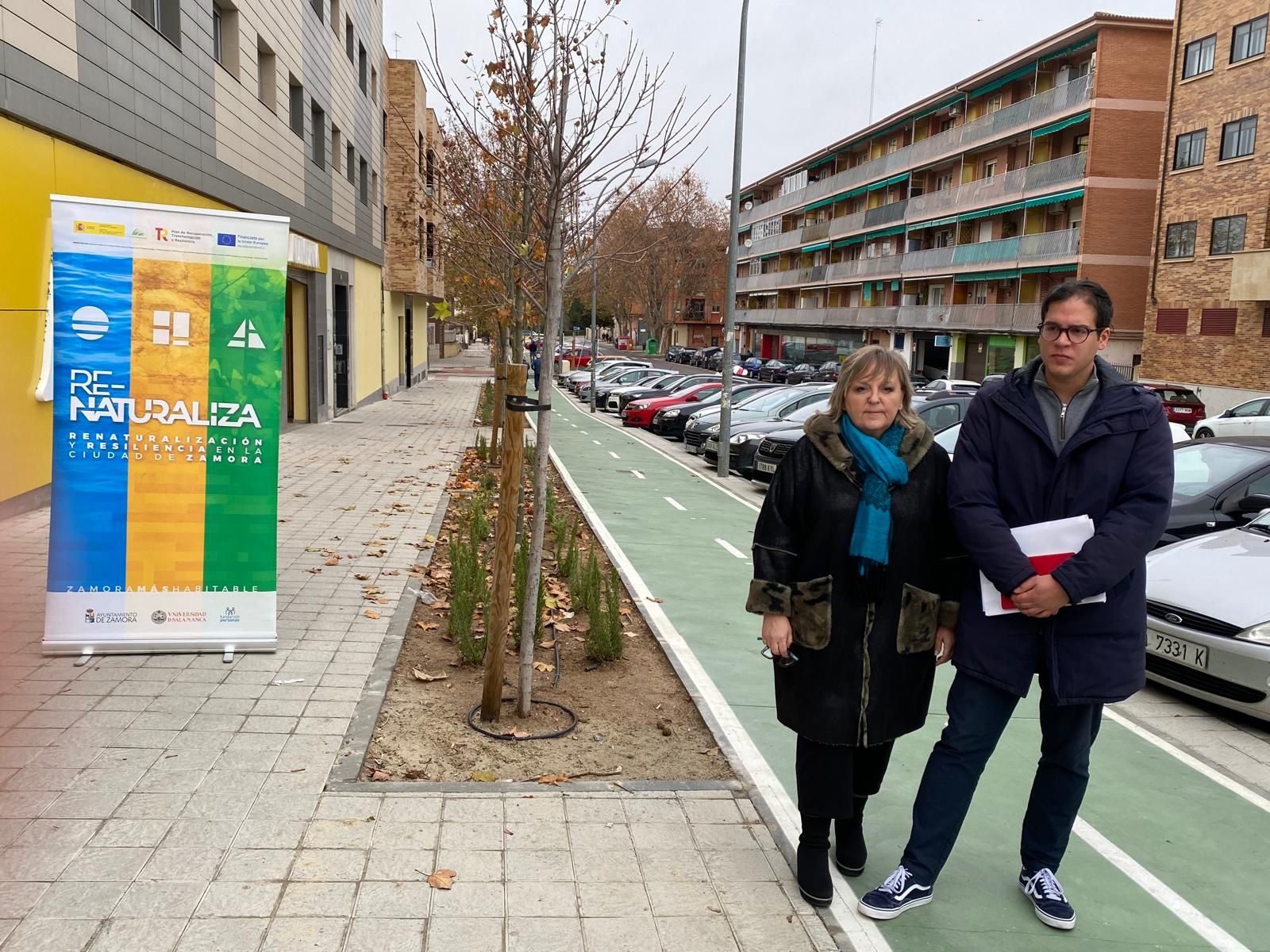 Ana Belén González y Pablo Novo frente a la nueva zona verde