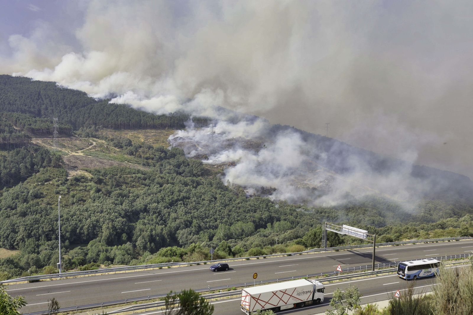 Incendio en la frontera de Galicia y Castilla y León