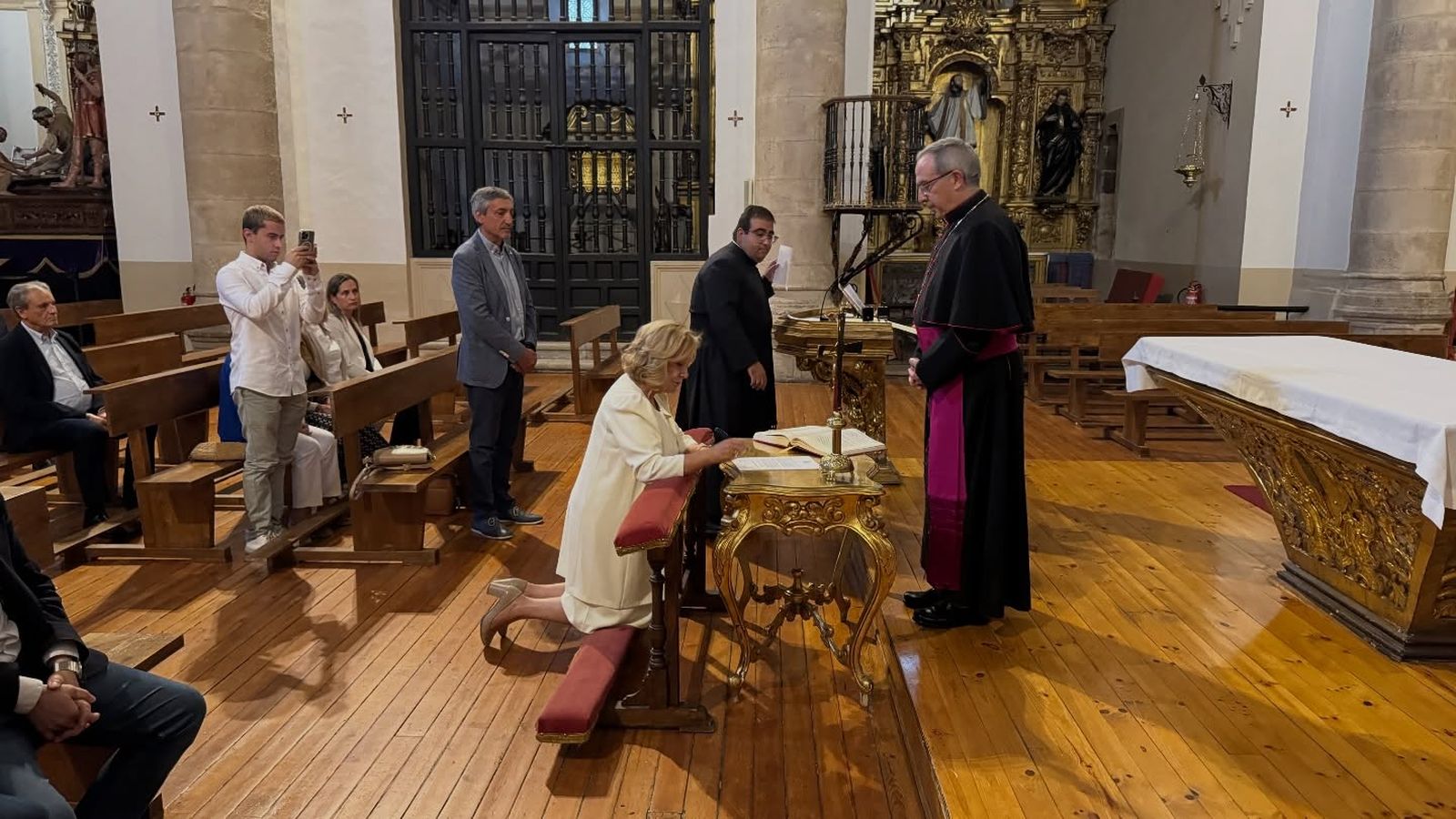 Isabel García Prieto toma posesión como presidenta de la Real Cofradía de Nuestra Madre de las Angustias