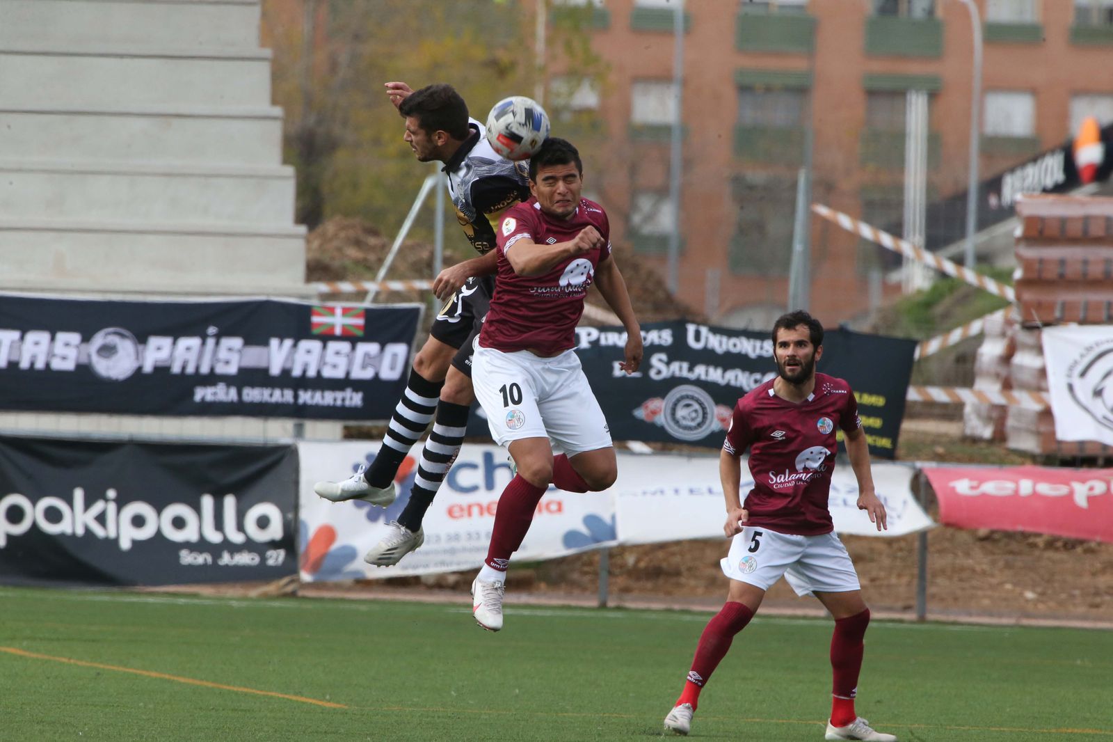 De la Nava y Mora pugnan por un balón.