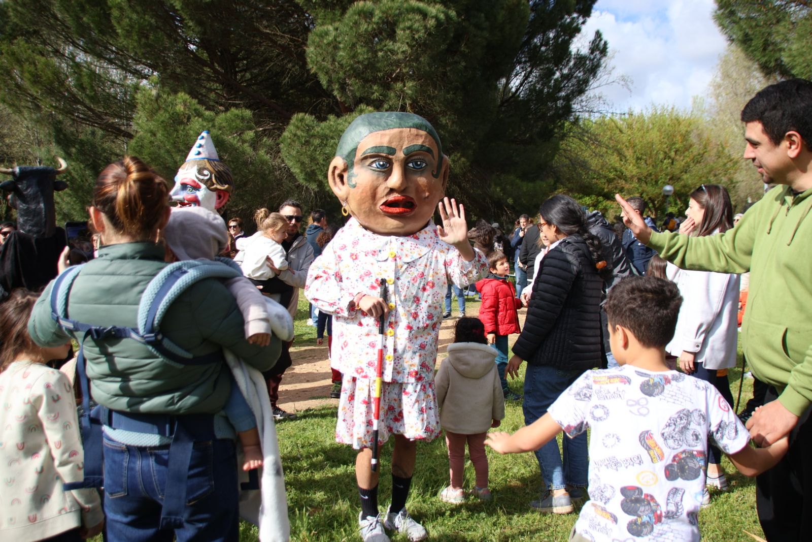 Los gigantes y cabezudos acompañados por la charanga ‘Queloque’s anima el parque de La Aldehuel