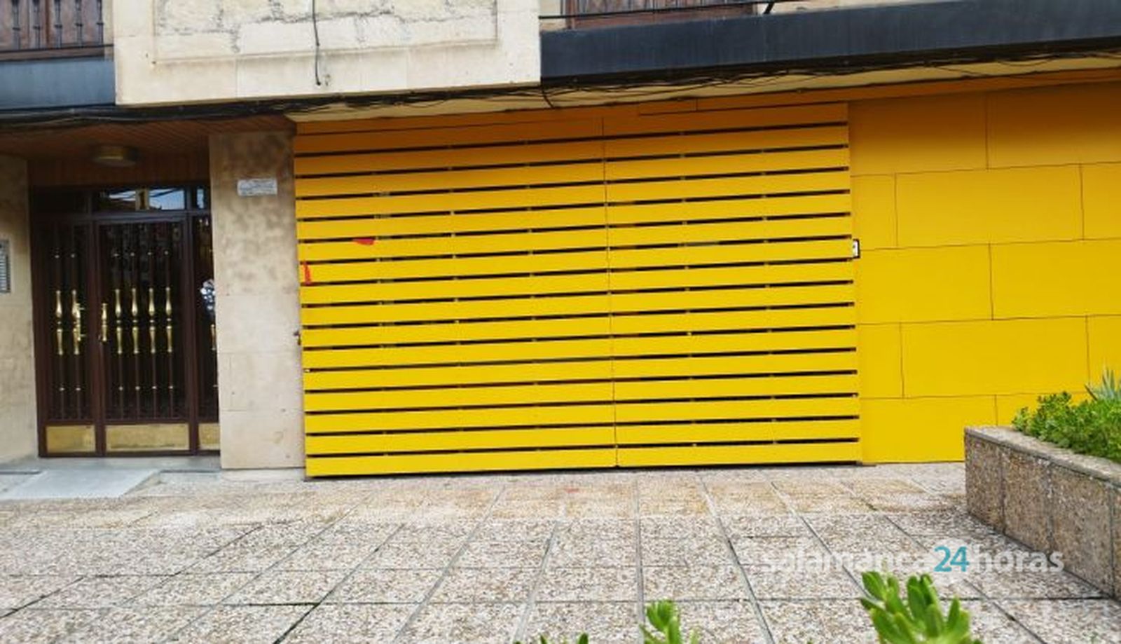 Actos vandálicos frente a la sede del PSOE en Salamanca. Foto Andrea M.