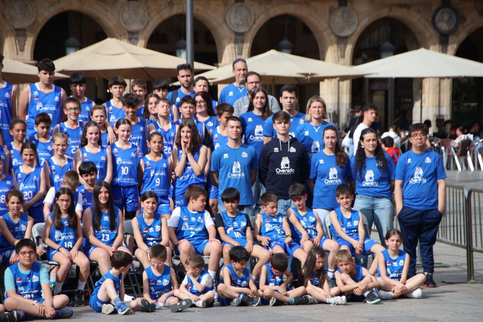 El alcalde de Salamanca, Carlos García Carbayo, participa en el acto con todos los equipos del Club Baloncesto Perfumerías Avenida