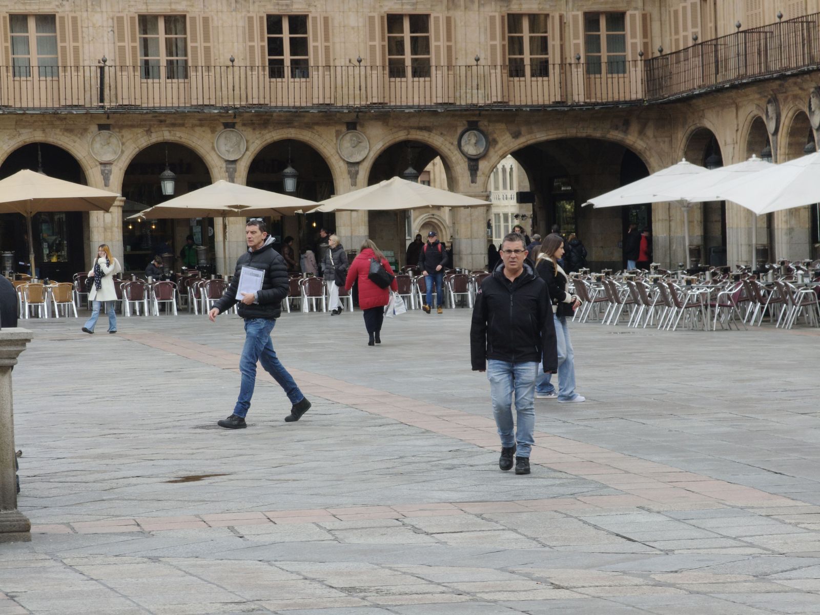 Gente y turistas paseando y haciendo turismo por Salamanca